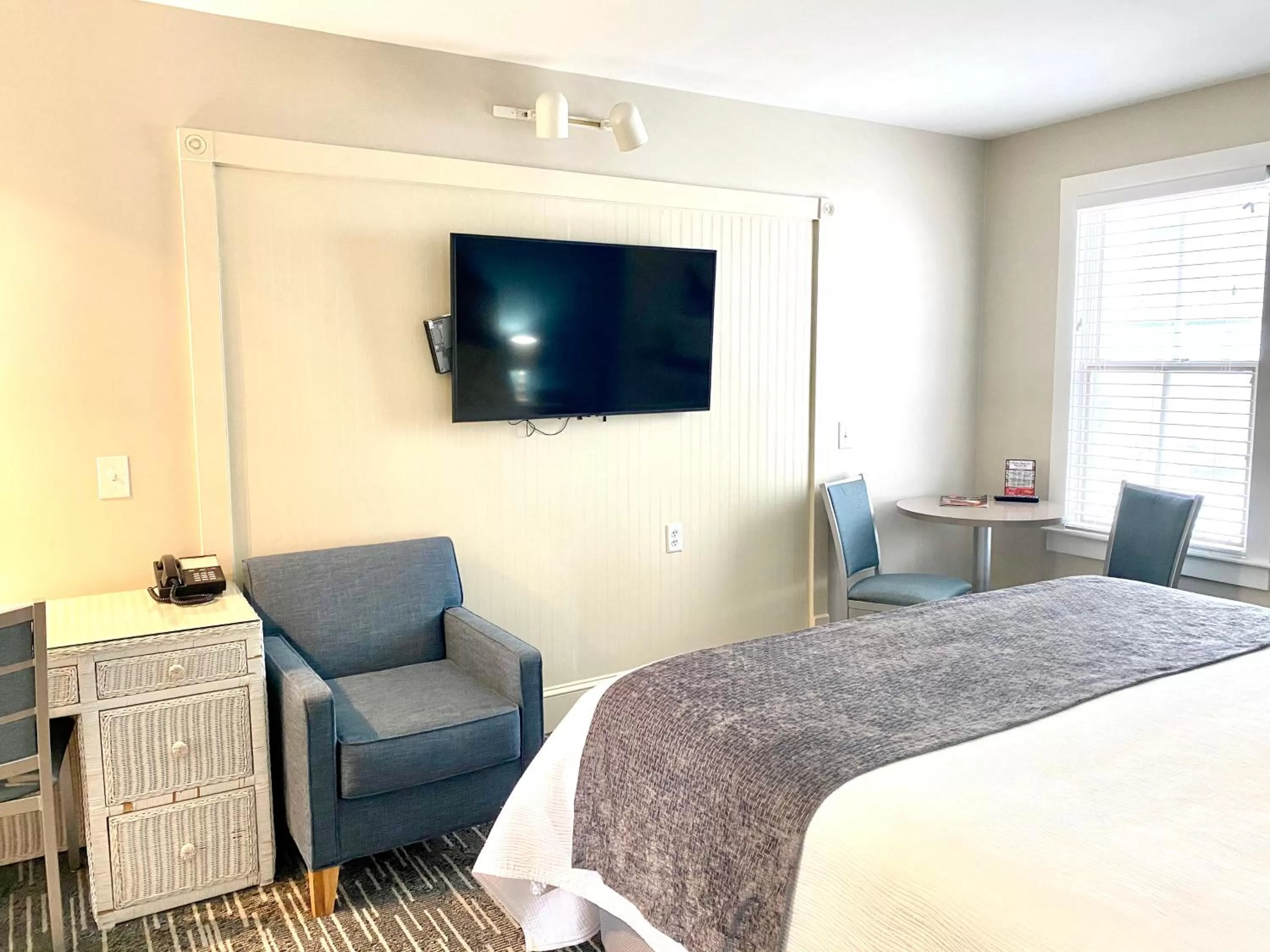 Deluxe King Room in Harbor House Inn