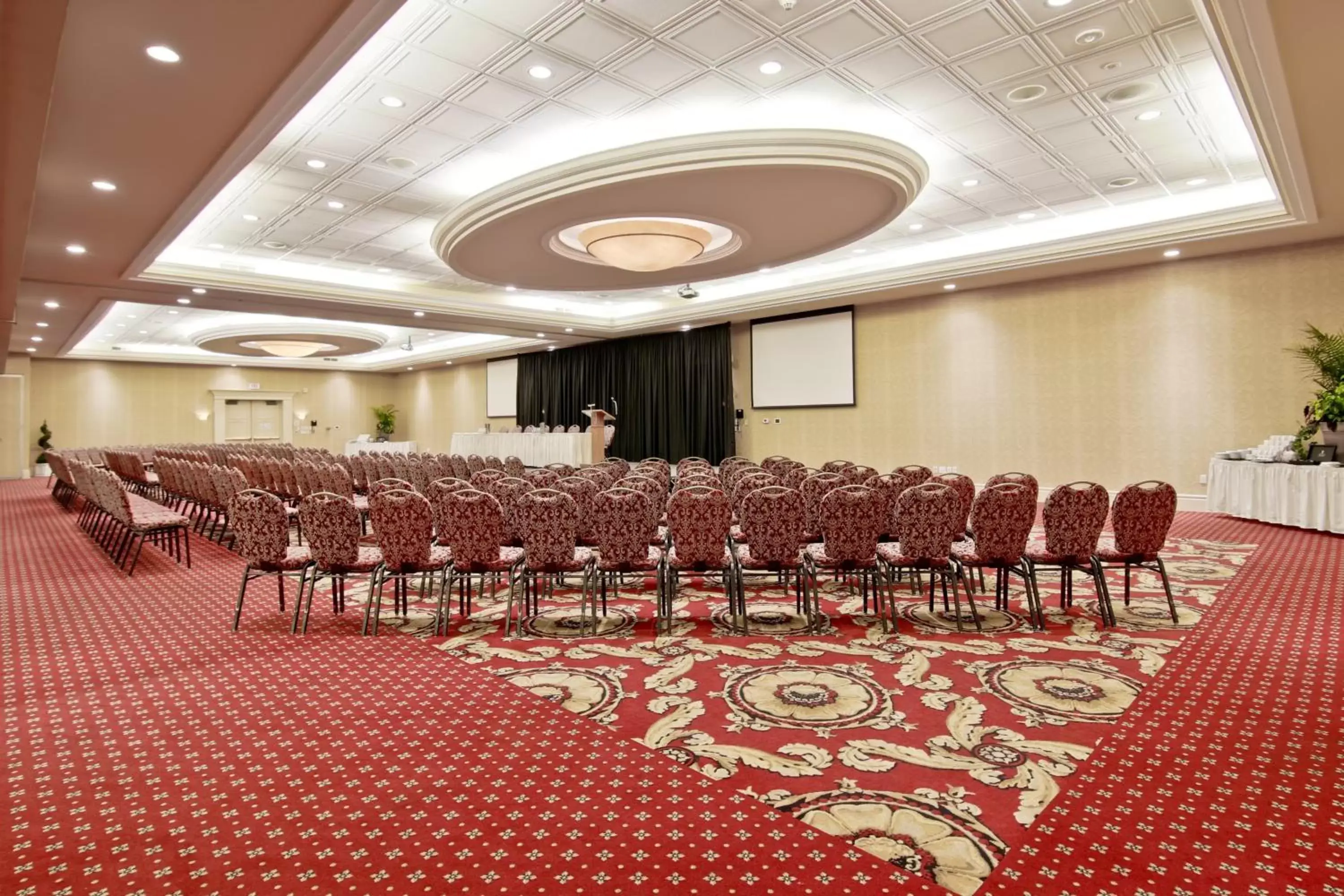 Meeting/conference room in Holiday Inn Hotel & Suites St.Catharines-Niagara, an IHG Hotel