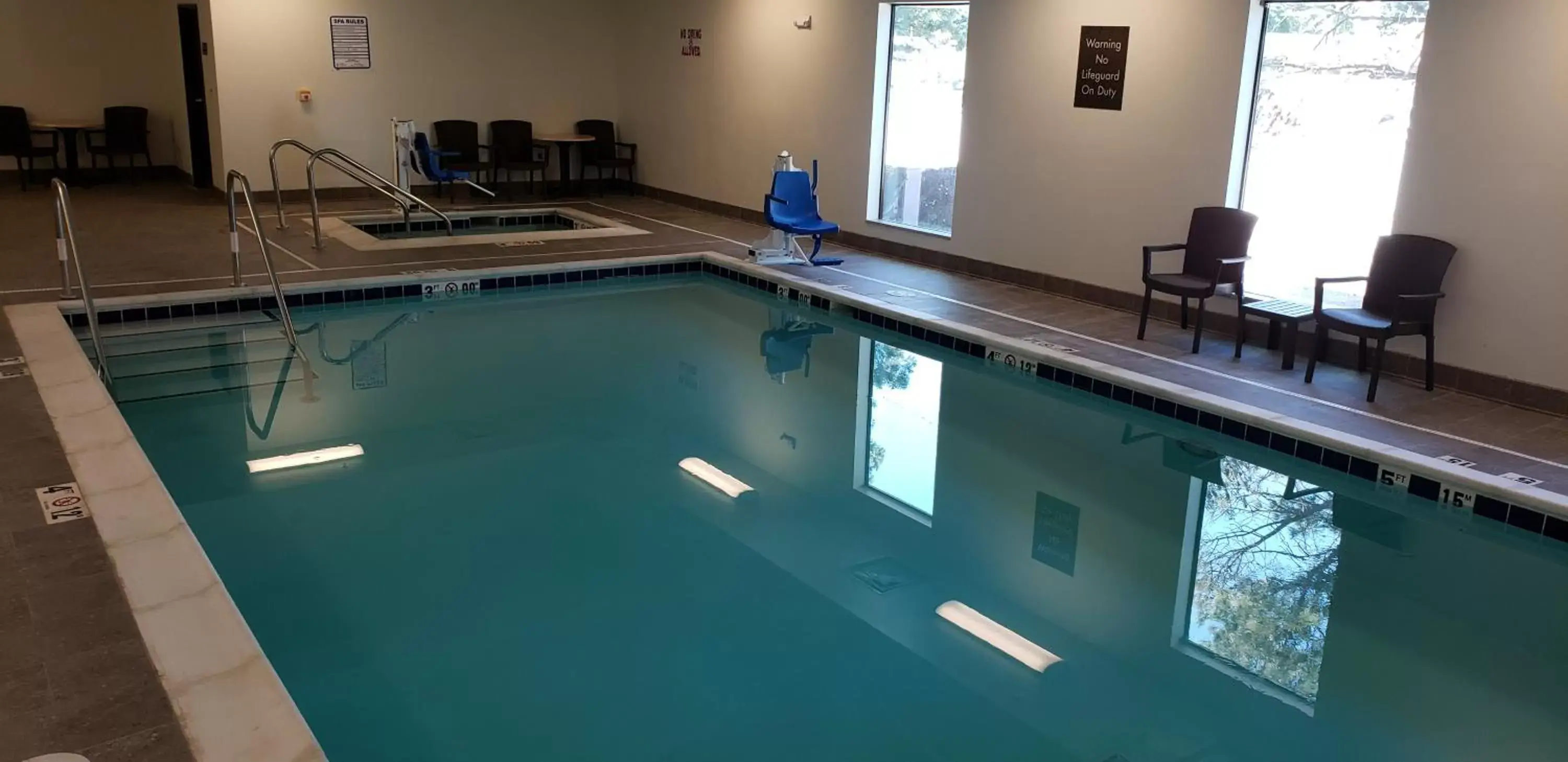 Hot Tub, Swimming Pool in Comfort Suites Denver near Anschutz Medical Campus