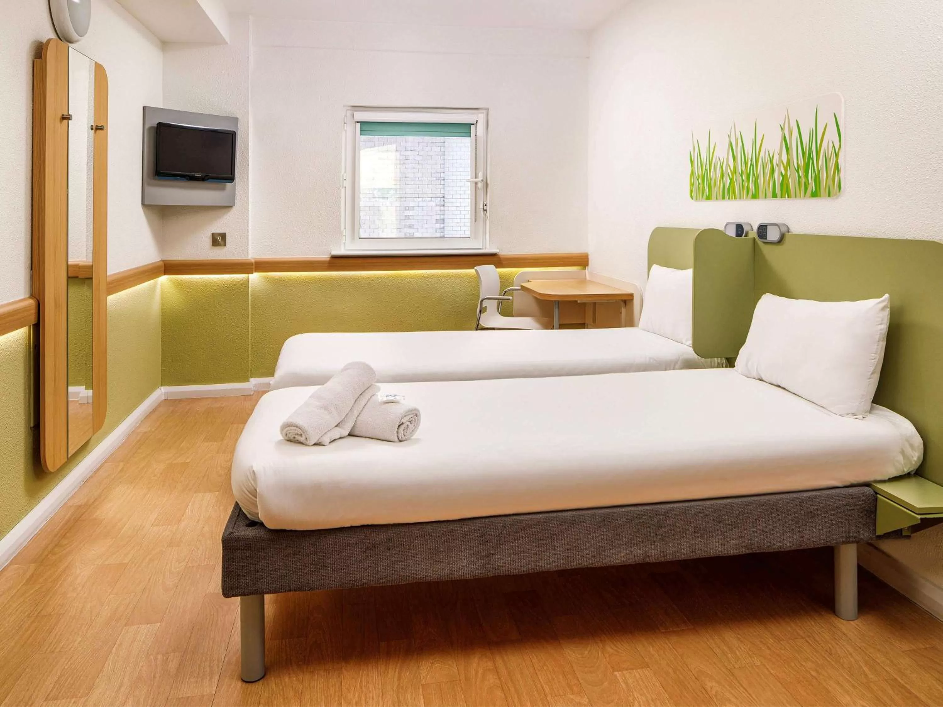 Photo of the whole room, Bed in ibis budget Cardiff Centre