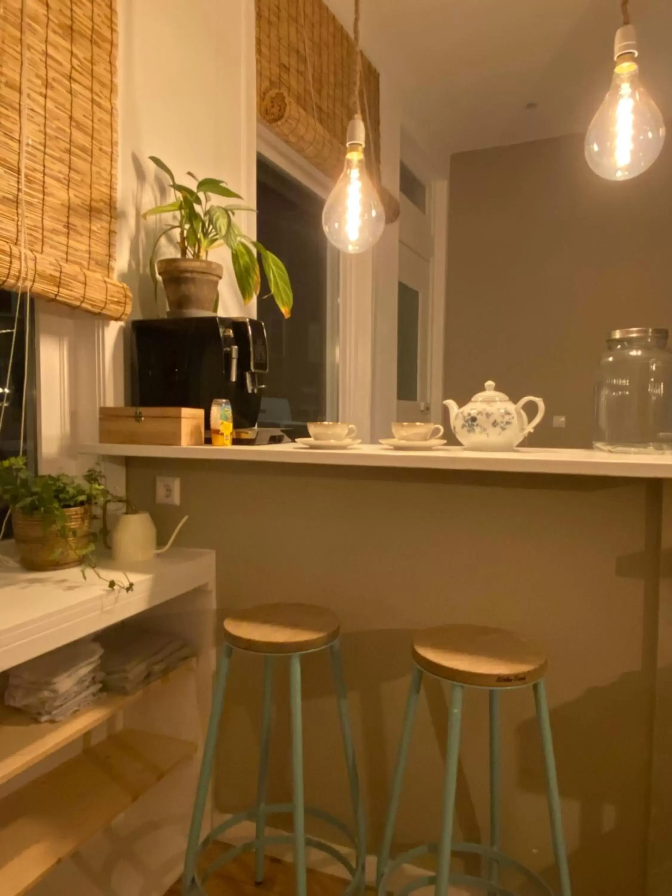 Dining area, Bathroom in Tiny Beachhouse