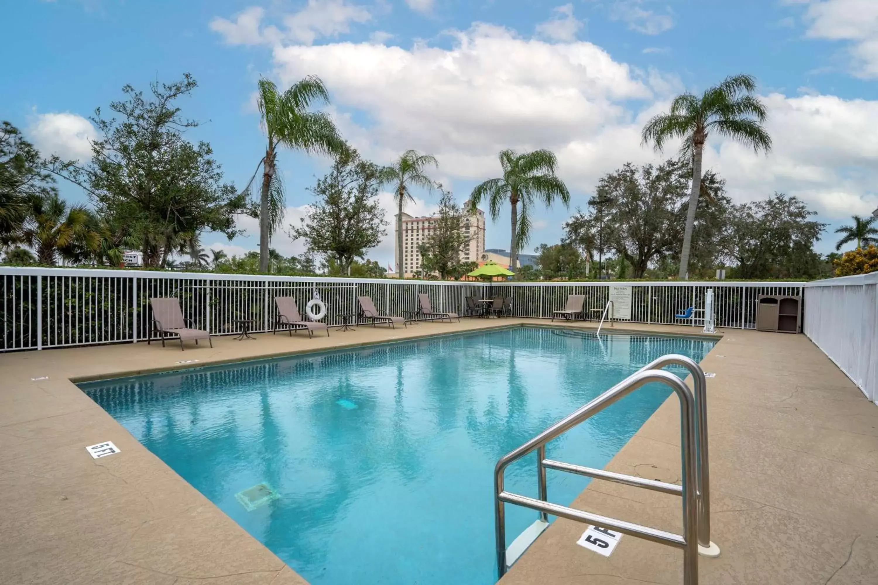 Pool view, Swimming Pool in Best Western Orlando Theme Parks