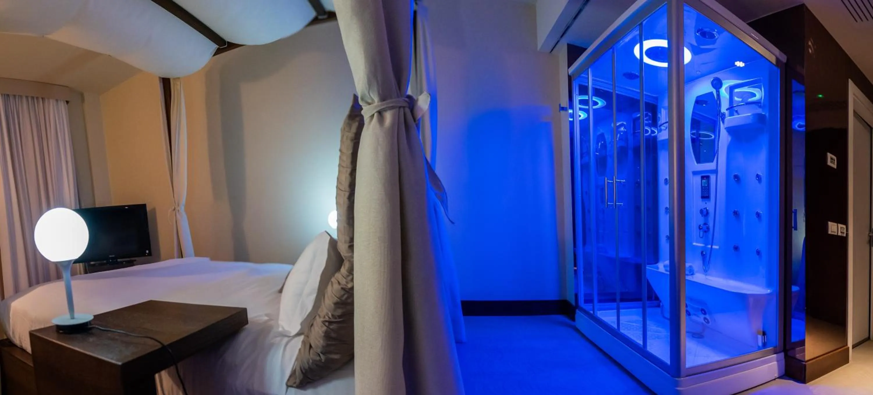 Bed in Main Palace Hotel