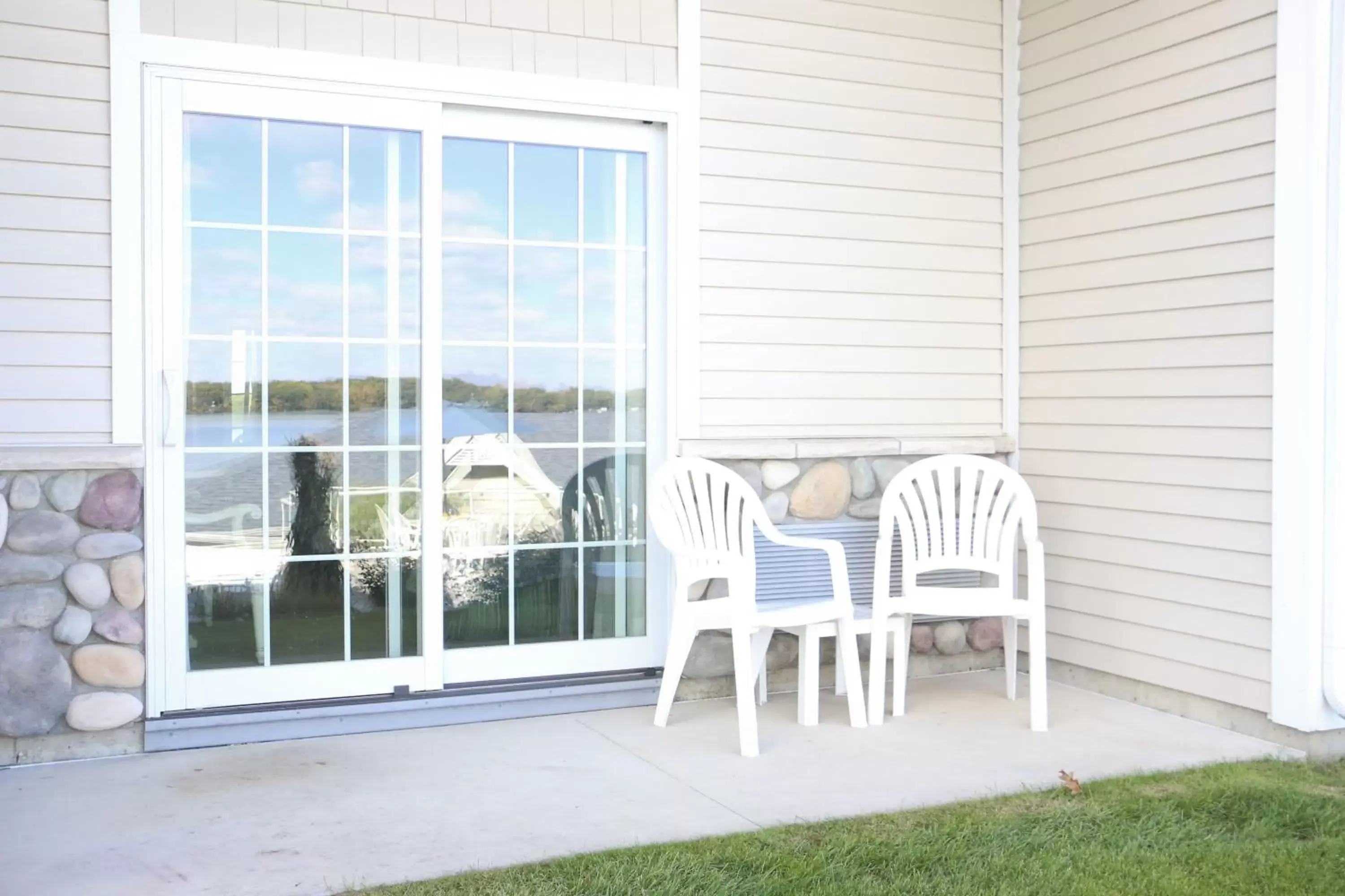 Patio in Bay Pointe Inn