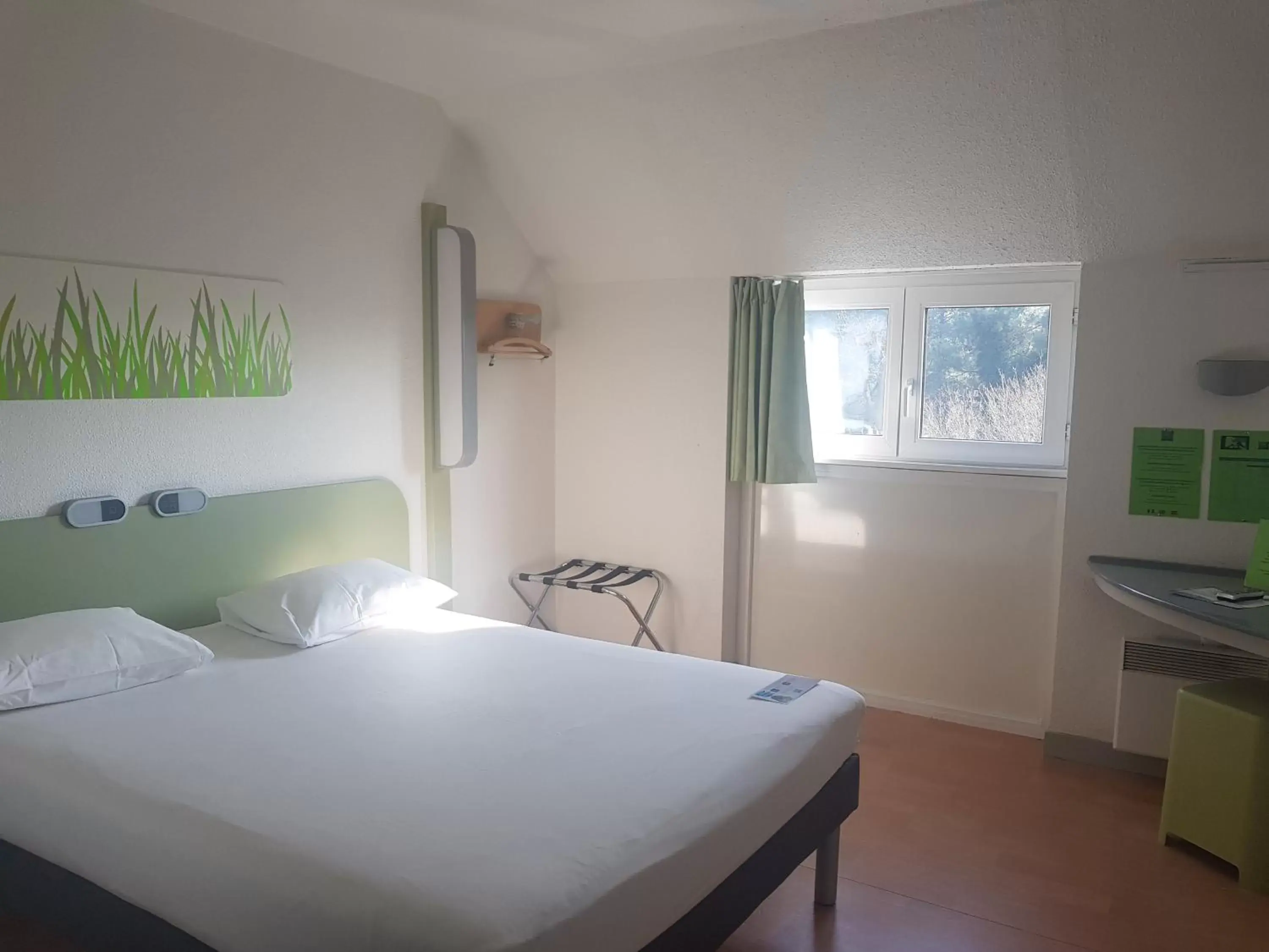 Photo of the whole room, Bed in ibis budget Lorient Hennebont