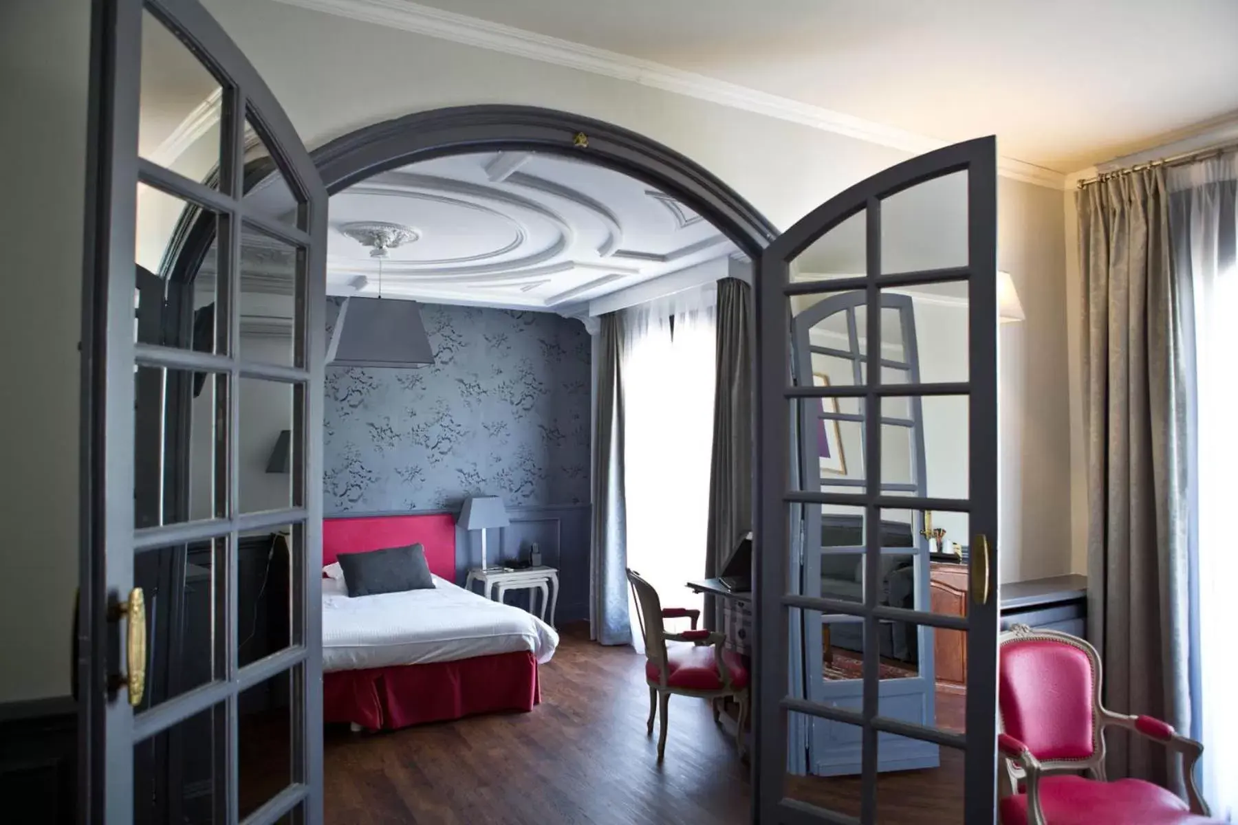 Bedroom in Ermitage De Corton - Les Collectionneurs