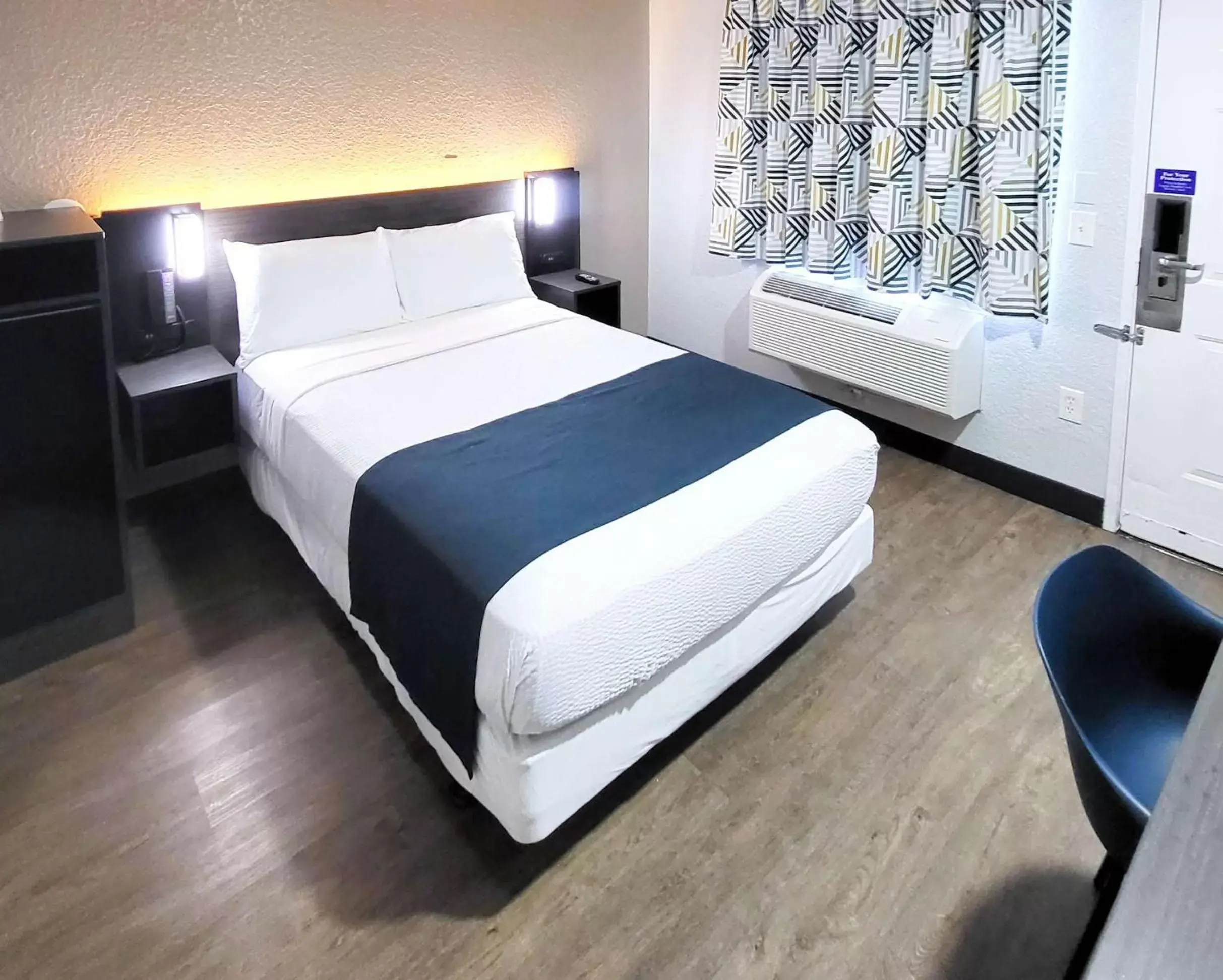 Bedroom, Bed in Motel 6-Anaheim, CA - Fullerton East