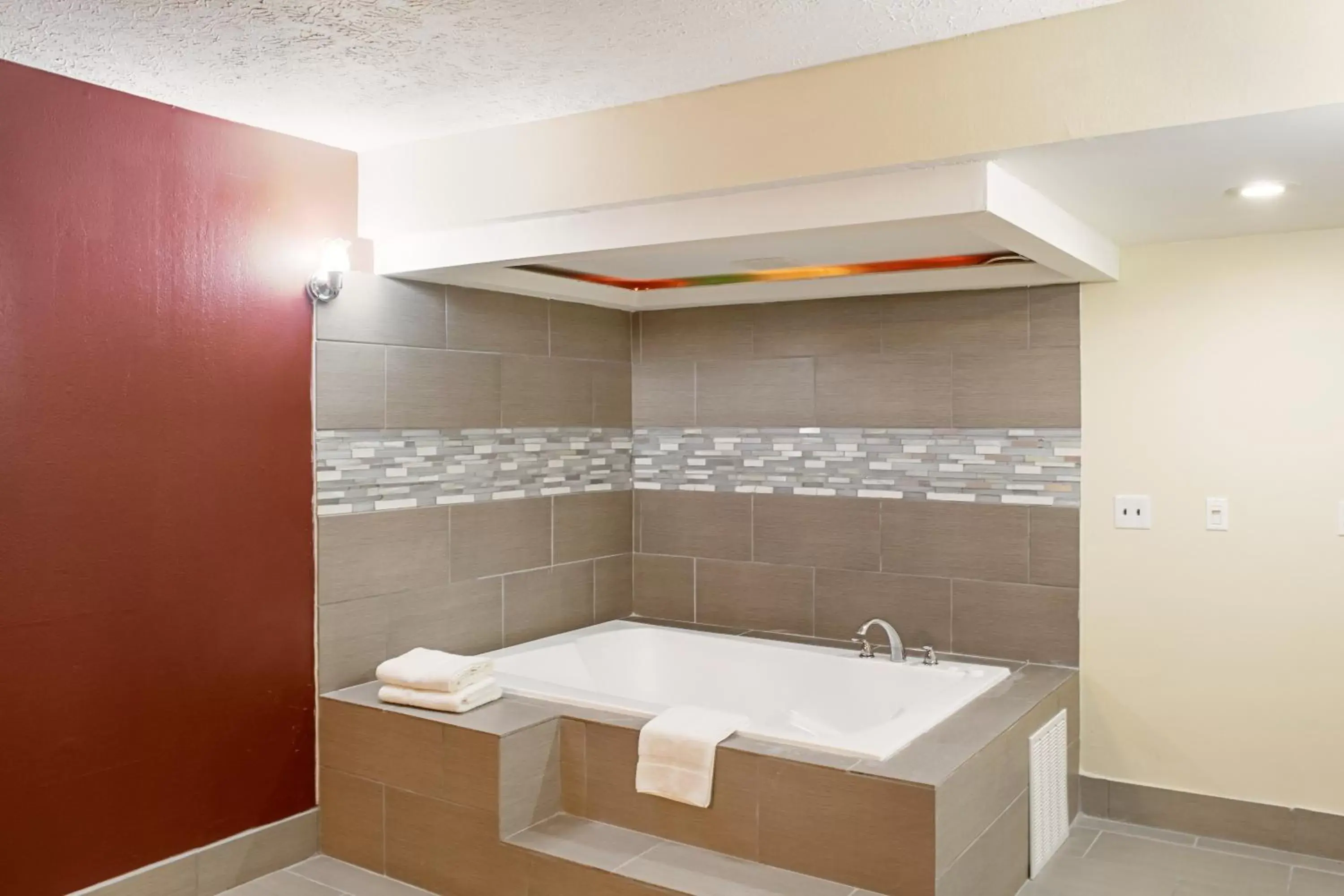 Photo of the whole room, Bathroom in Red Roof Inn Indianapolis East