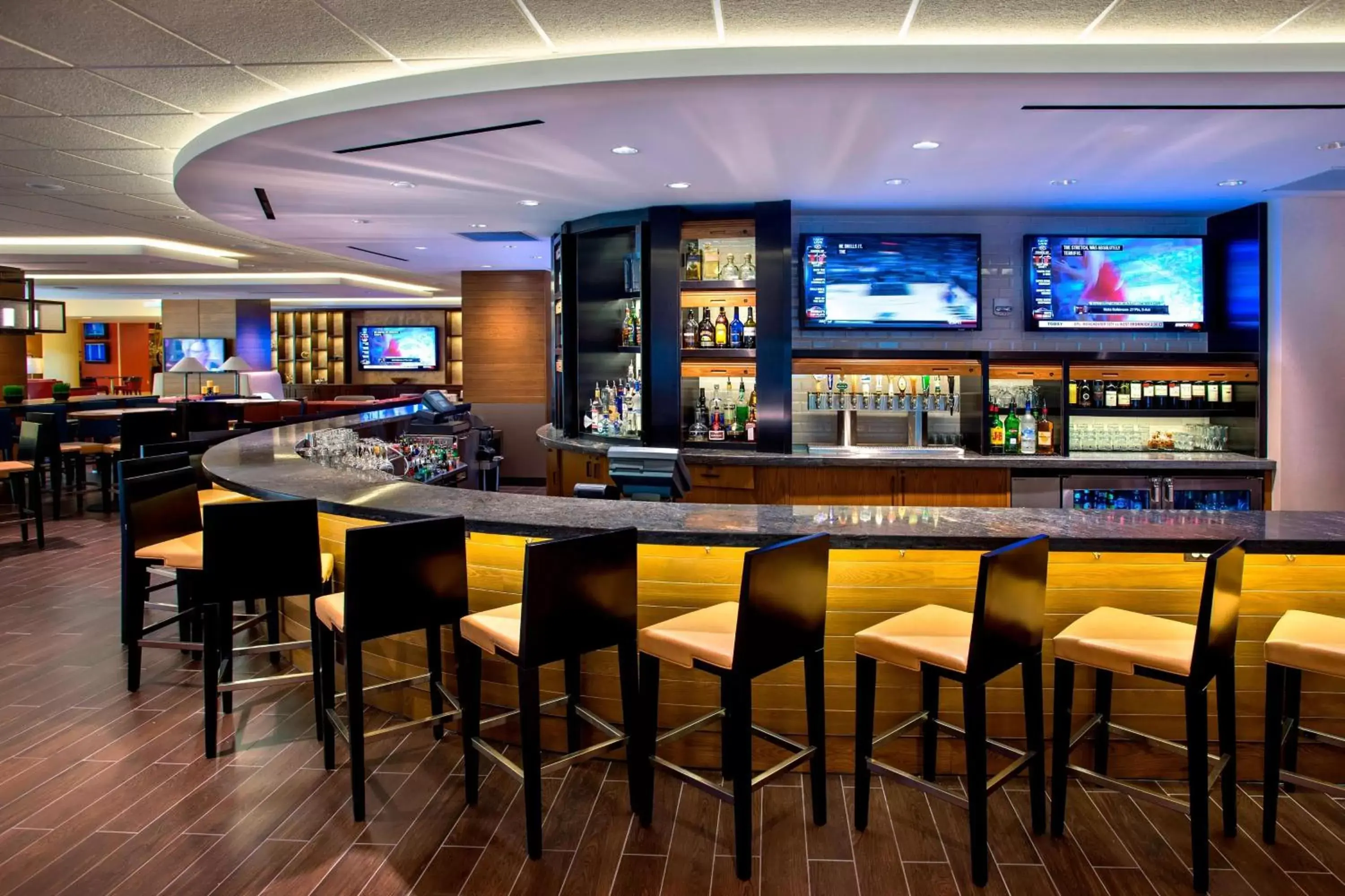 Restaurant/places to eat, Lounge/Bar in Newark Liberty International Airport Marriott