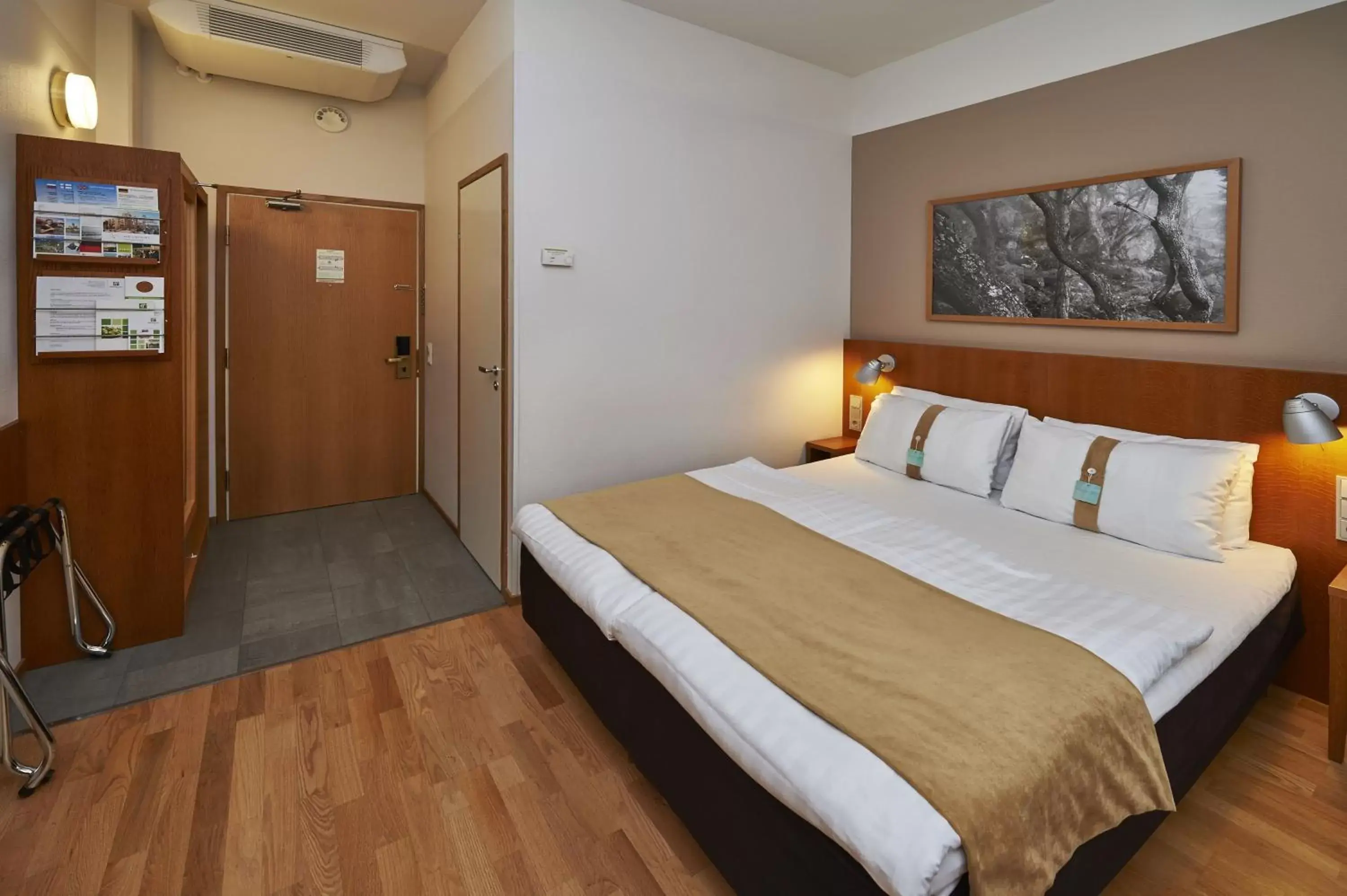 Photo of the whole room, Bed in Holiday Inn Helsinki-Vantaa Airport, an IHG Hotel