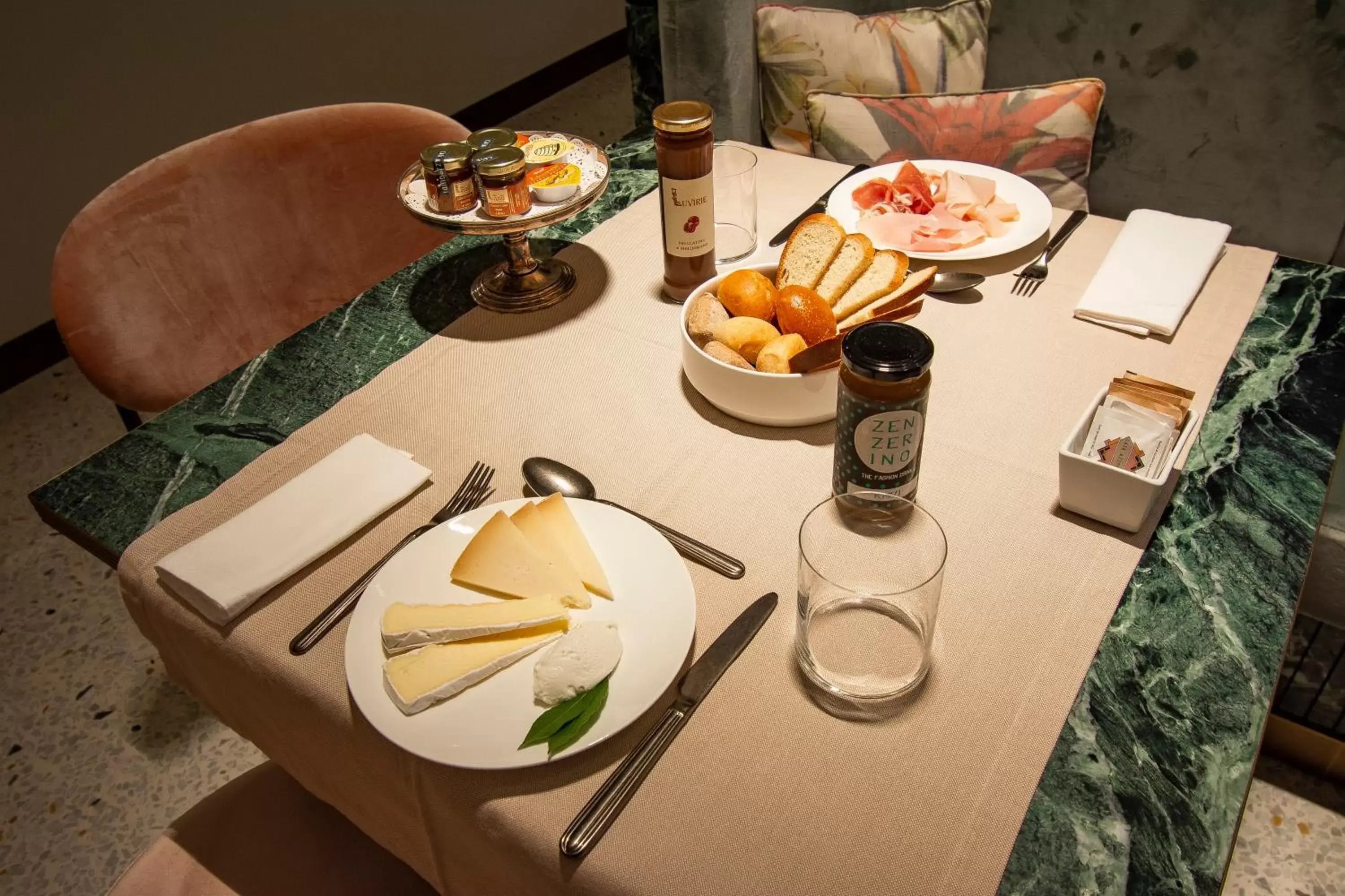 Breakfast in Hotel Corona d'Oro