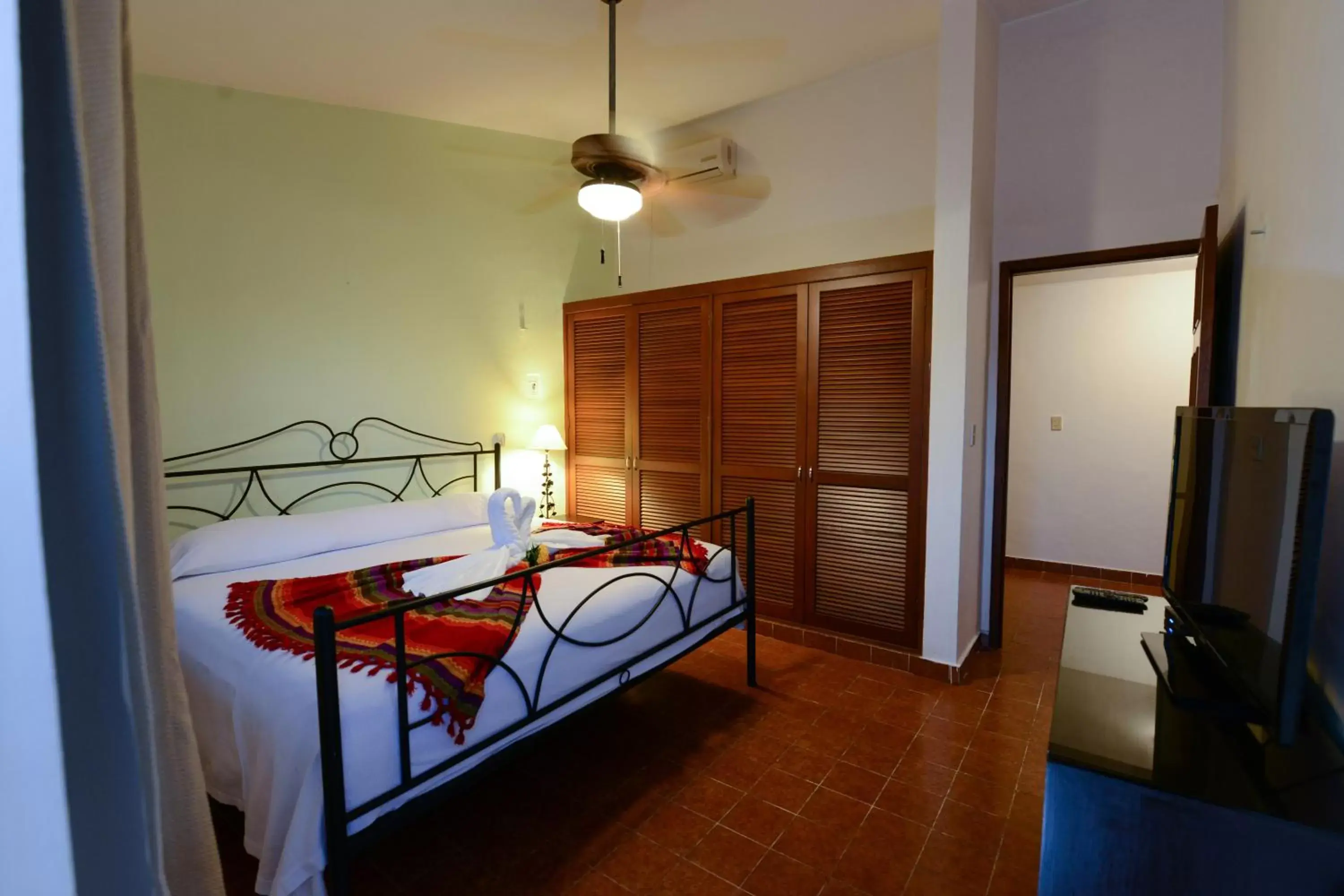 TV and multimedia, Bed in Hotel Villas Colibrí Suites & Bungalows