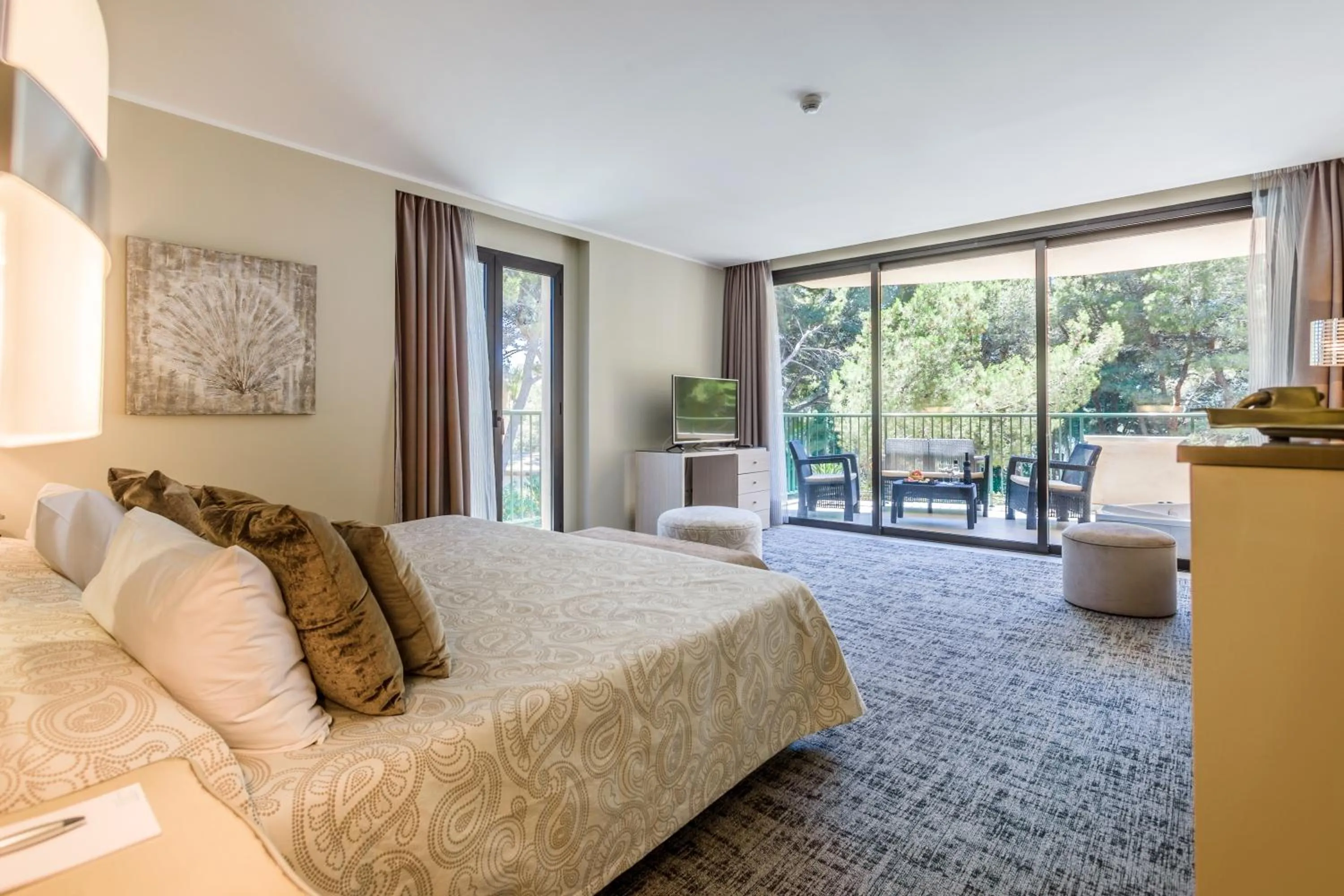 Photo of the whole room, Bed in Lago Garden Apart-Suites & Spa Hotel