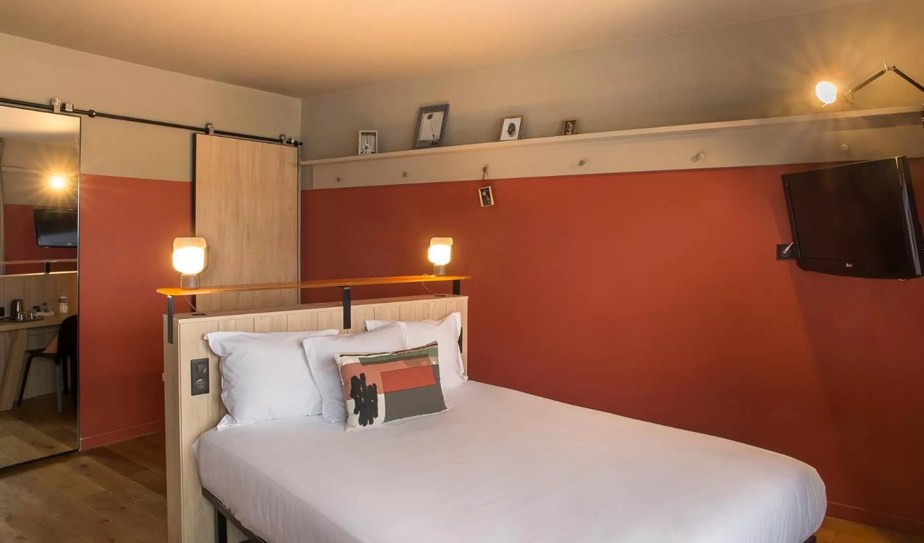 Photo of the whole room, Bed in Hotel Kaijoo by HappyCulture