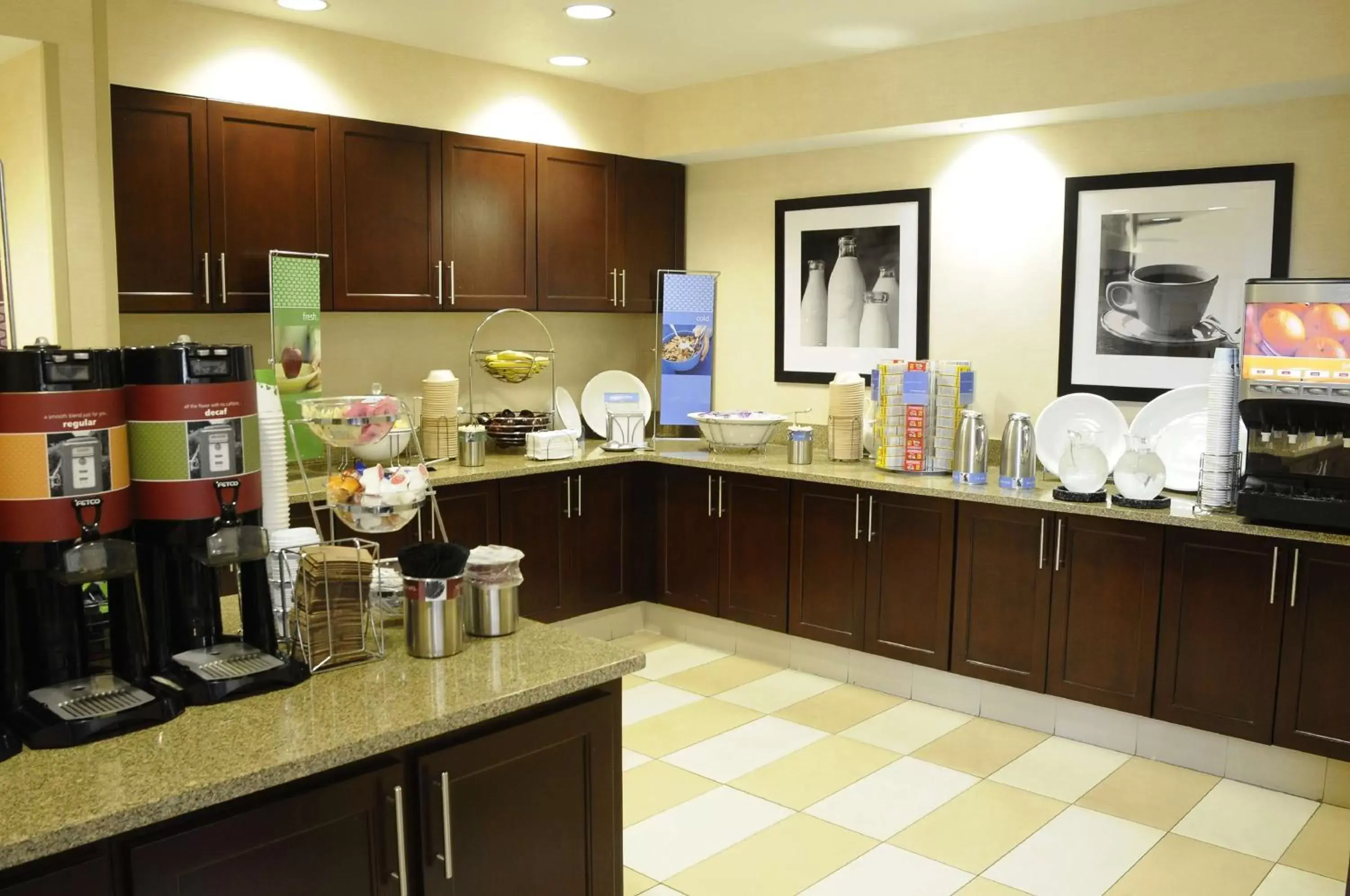 Dining area, Kitchen/Kitchenette in Hampton Inn & Suites Redding