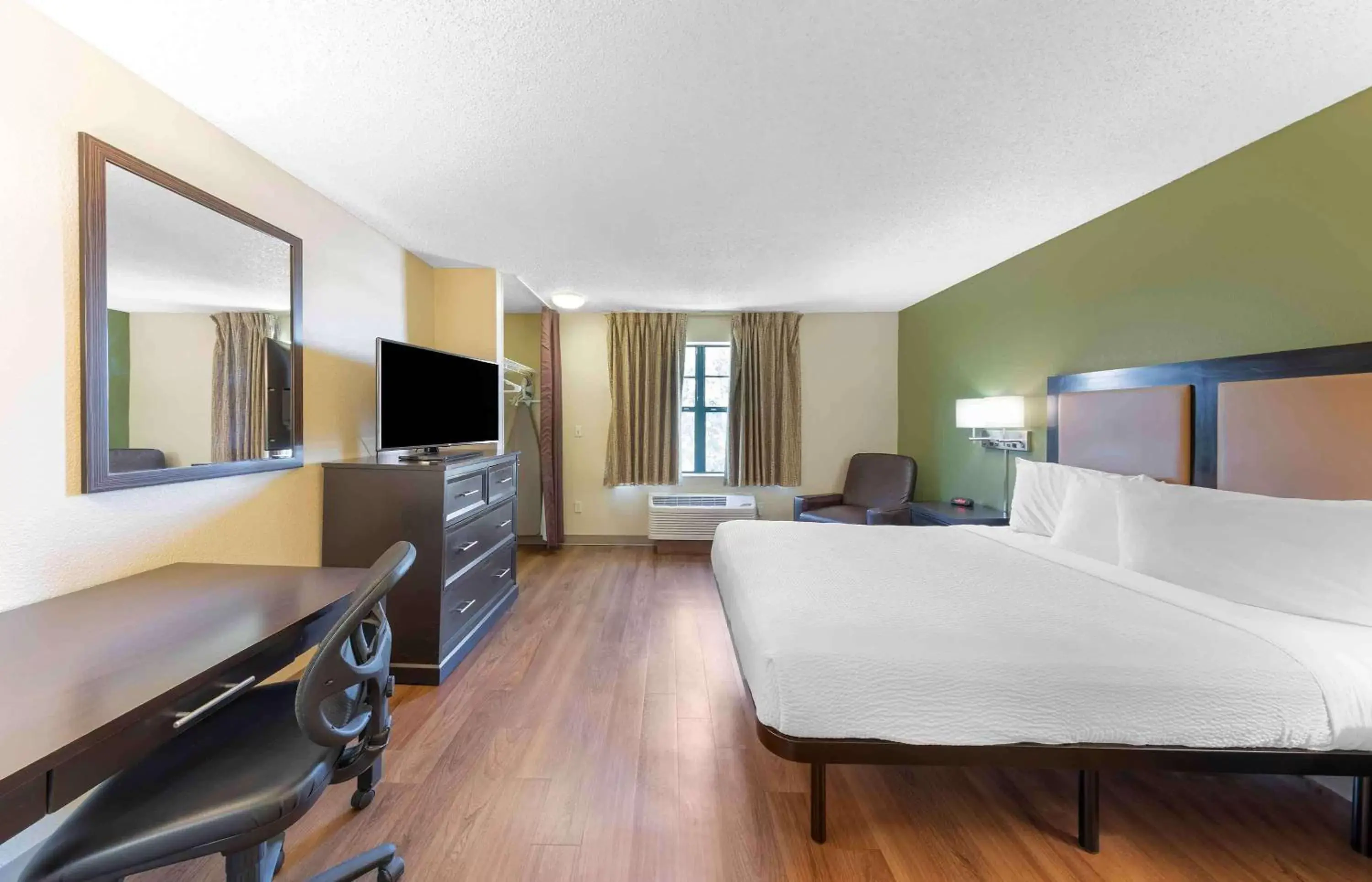 Bedroom in Extended Stay America Suites - Los Angeles - Valencia