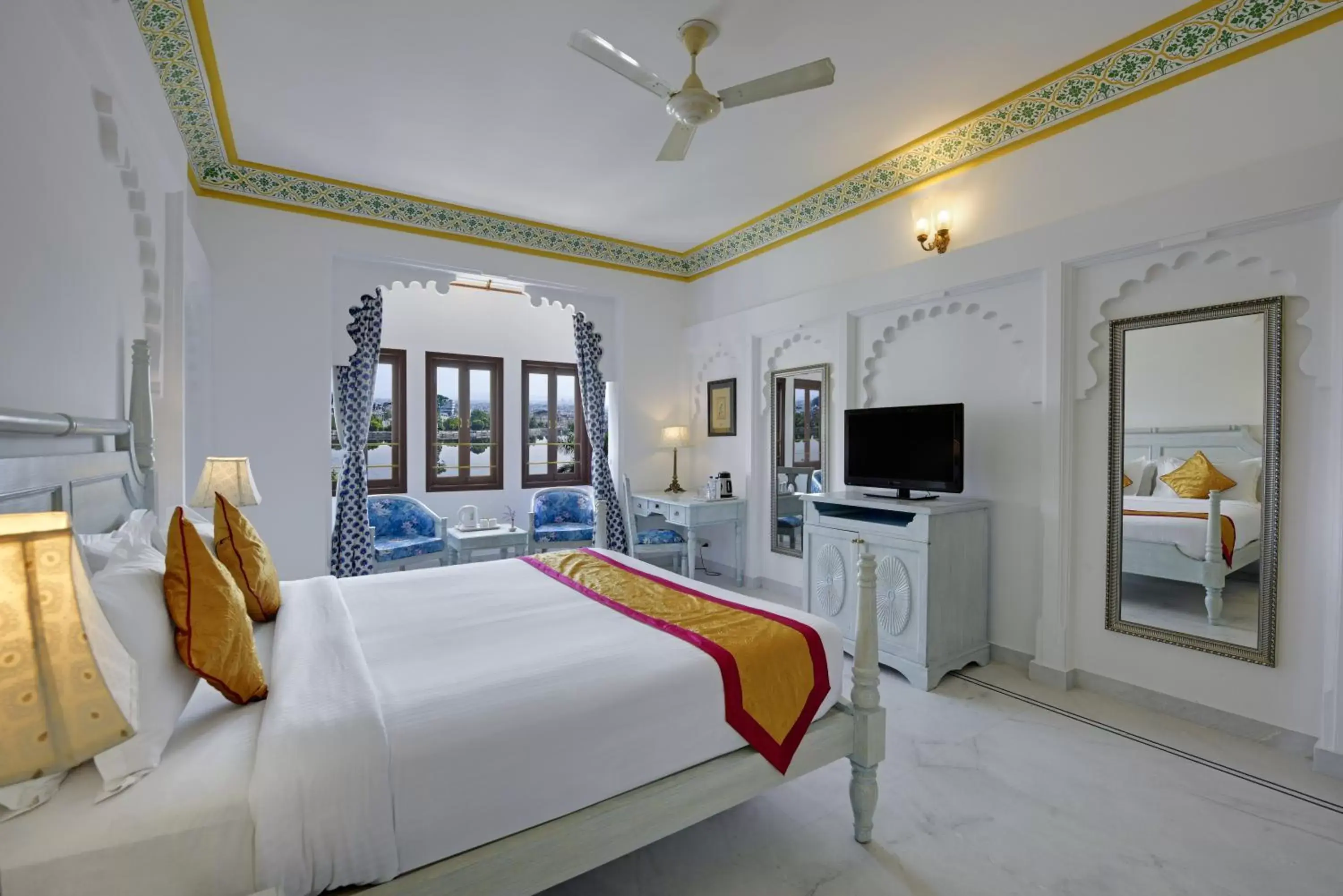 Bed in Swaroop Vilas - Lake Facing Boutique Hotel