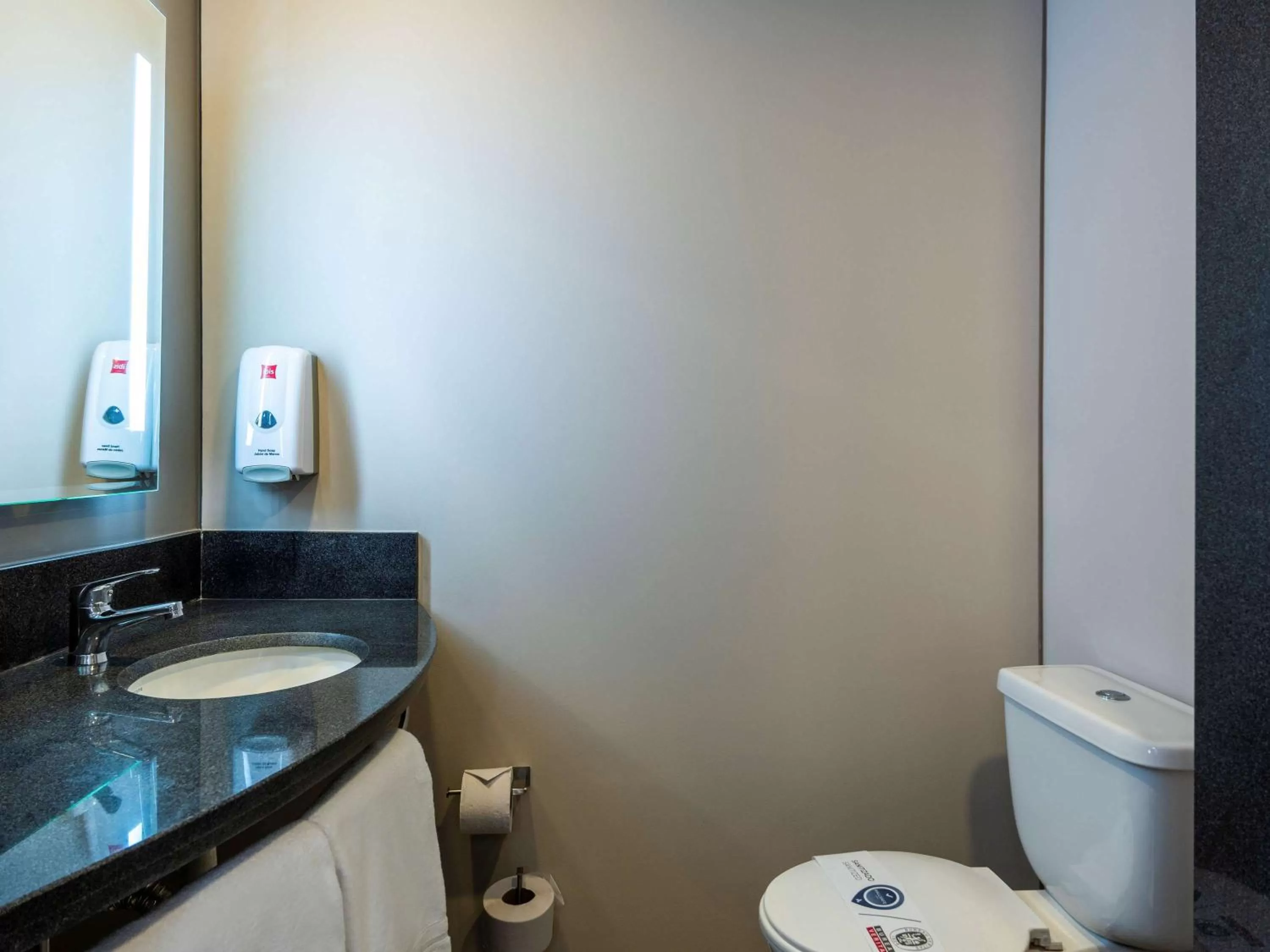 Photo of the whole room in ibis Chia