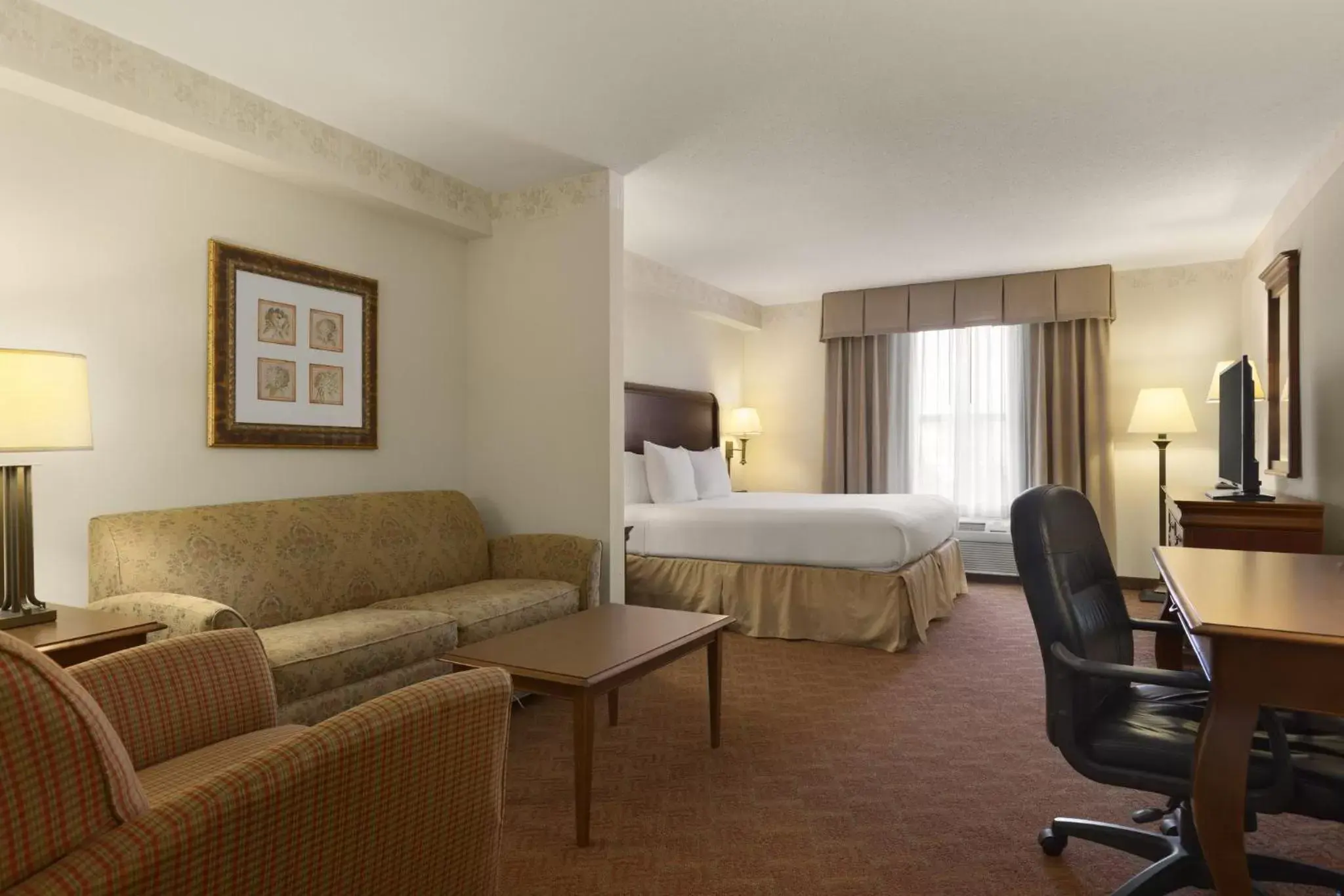 Living room in Country Inn & Suites by Radisson, Potomac Mills Woodbridge, VA