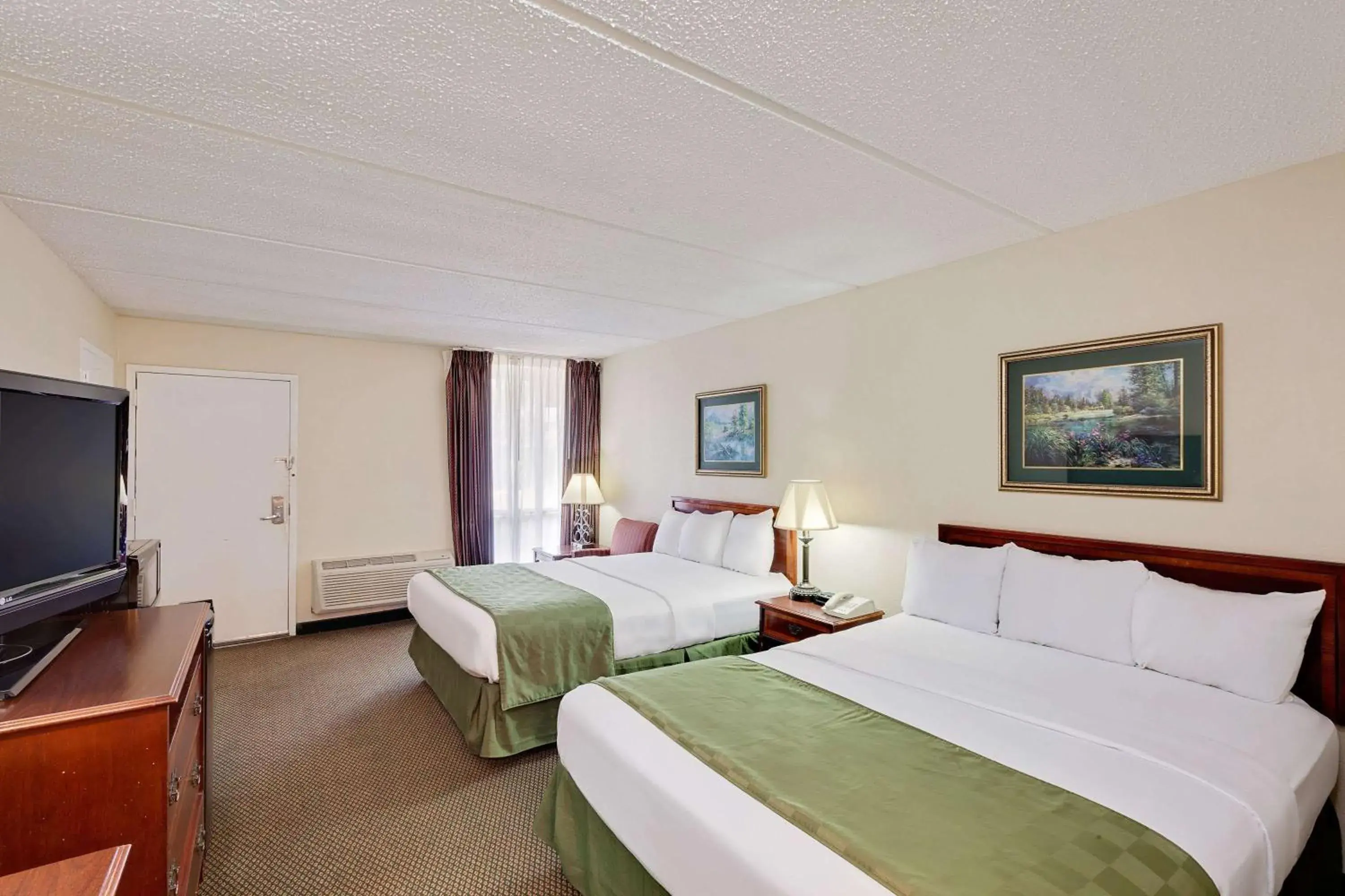 Photo of the whole room, Bed in Days Inn by Wyndham Bay City