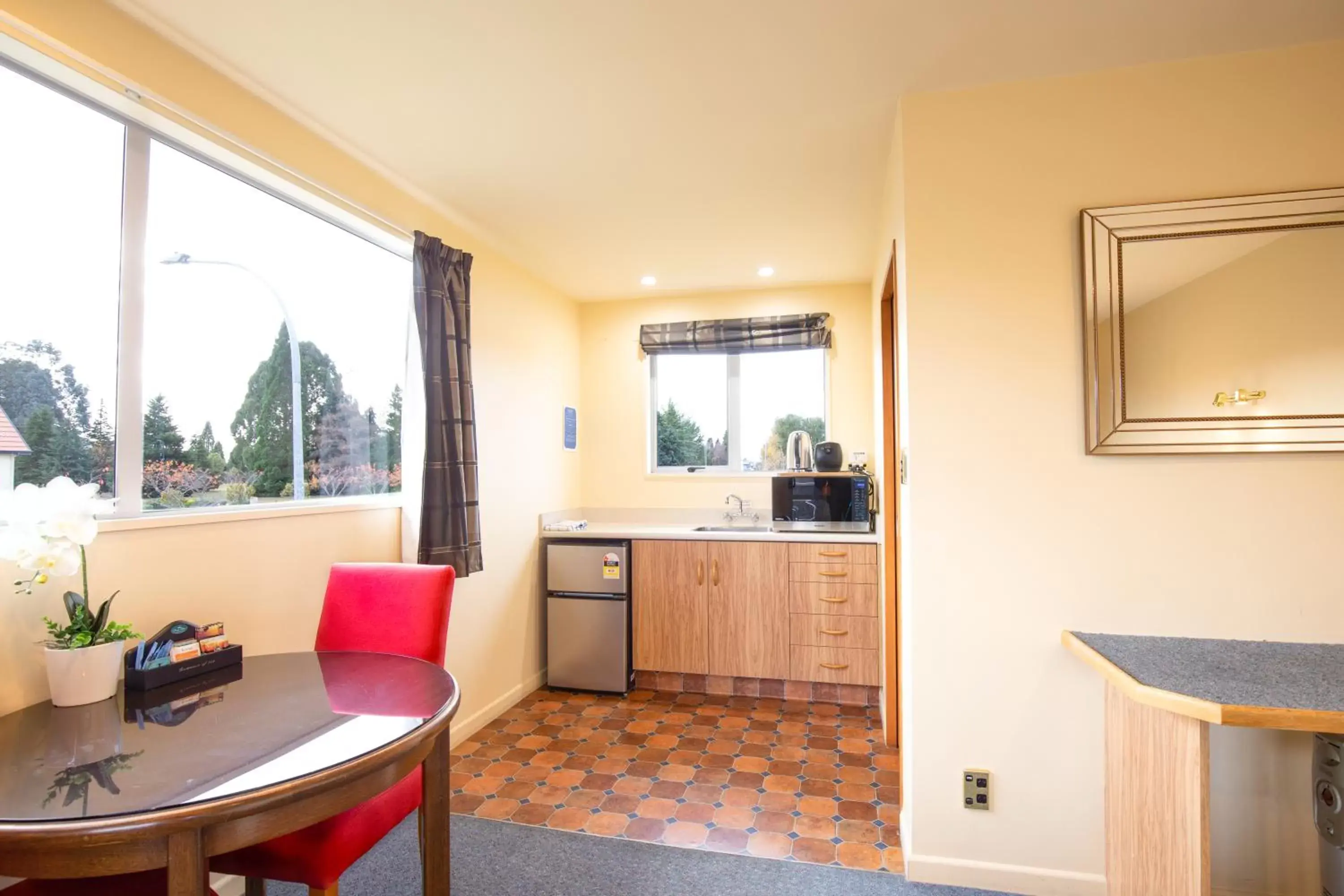 Kitchen or kitchenette, Kitchen/Kitchenette in Alpine View Motel