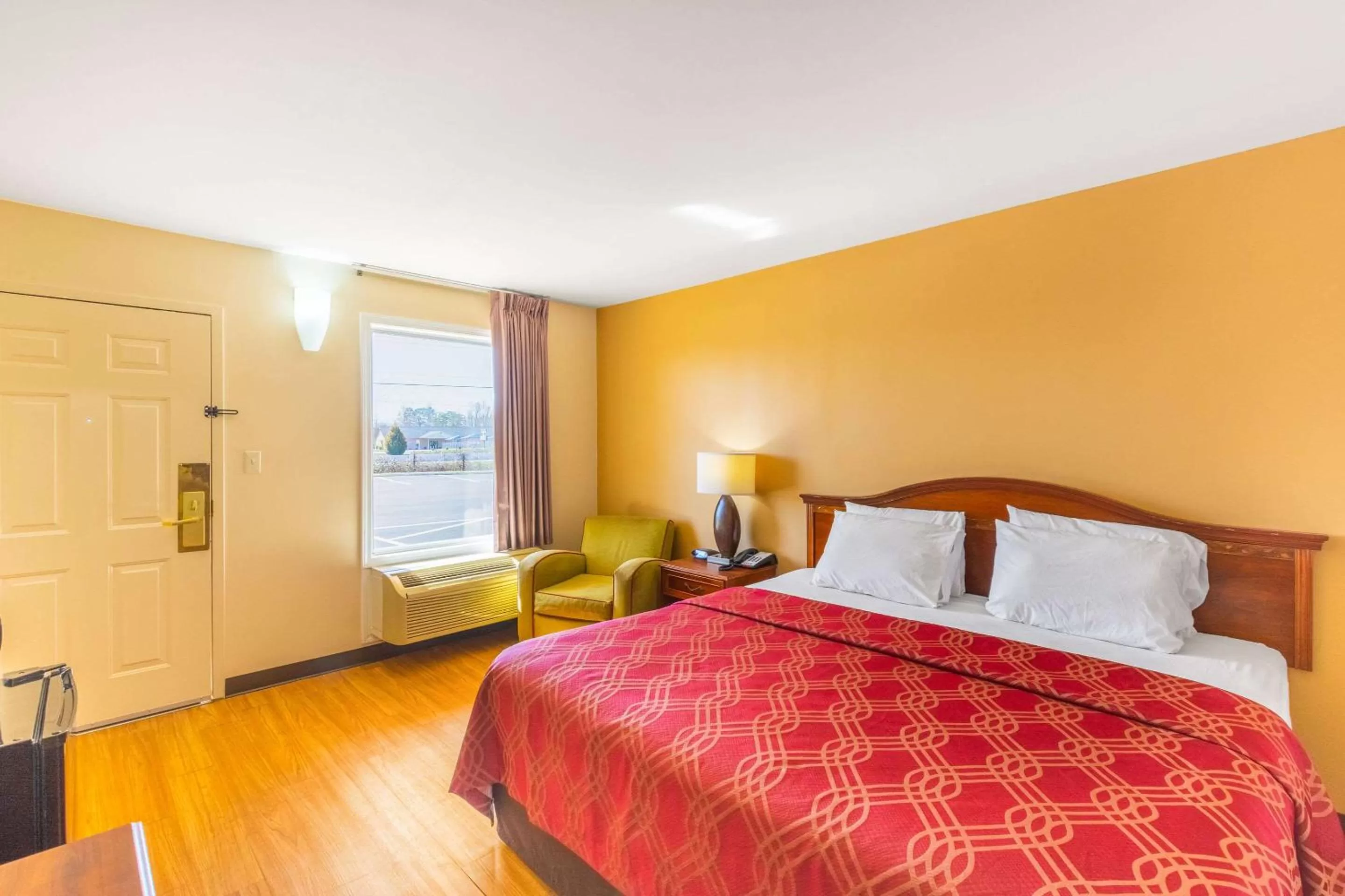 Photo of the whole room, Bed in Econo Lodge Gaffney