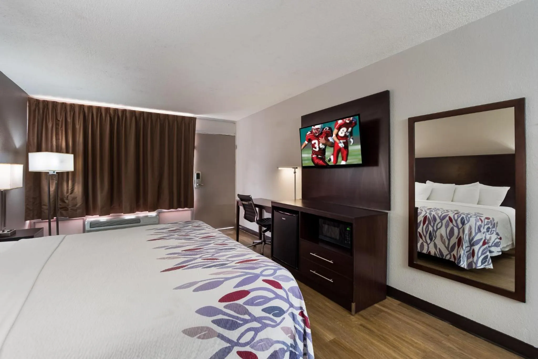 Bedroom, Bed in Red Roof Inn Columbia, SC Airport