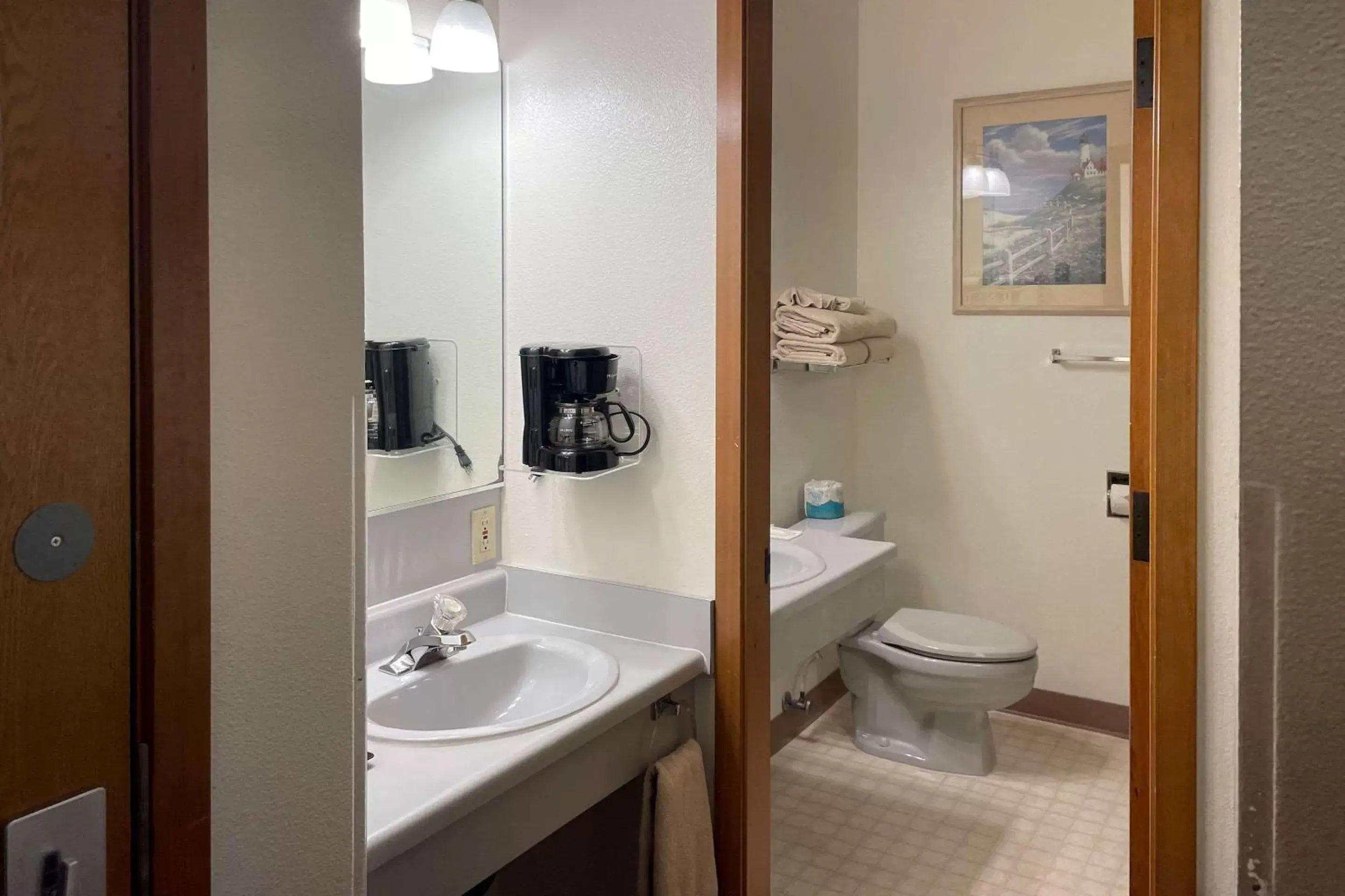 Bedroom, Bathroom in Edgewater Inn and Suites