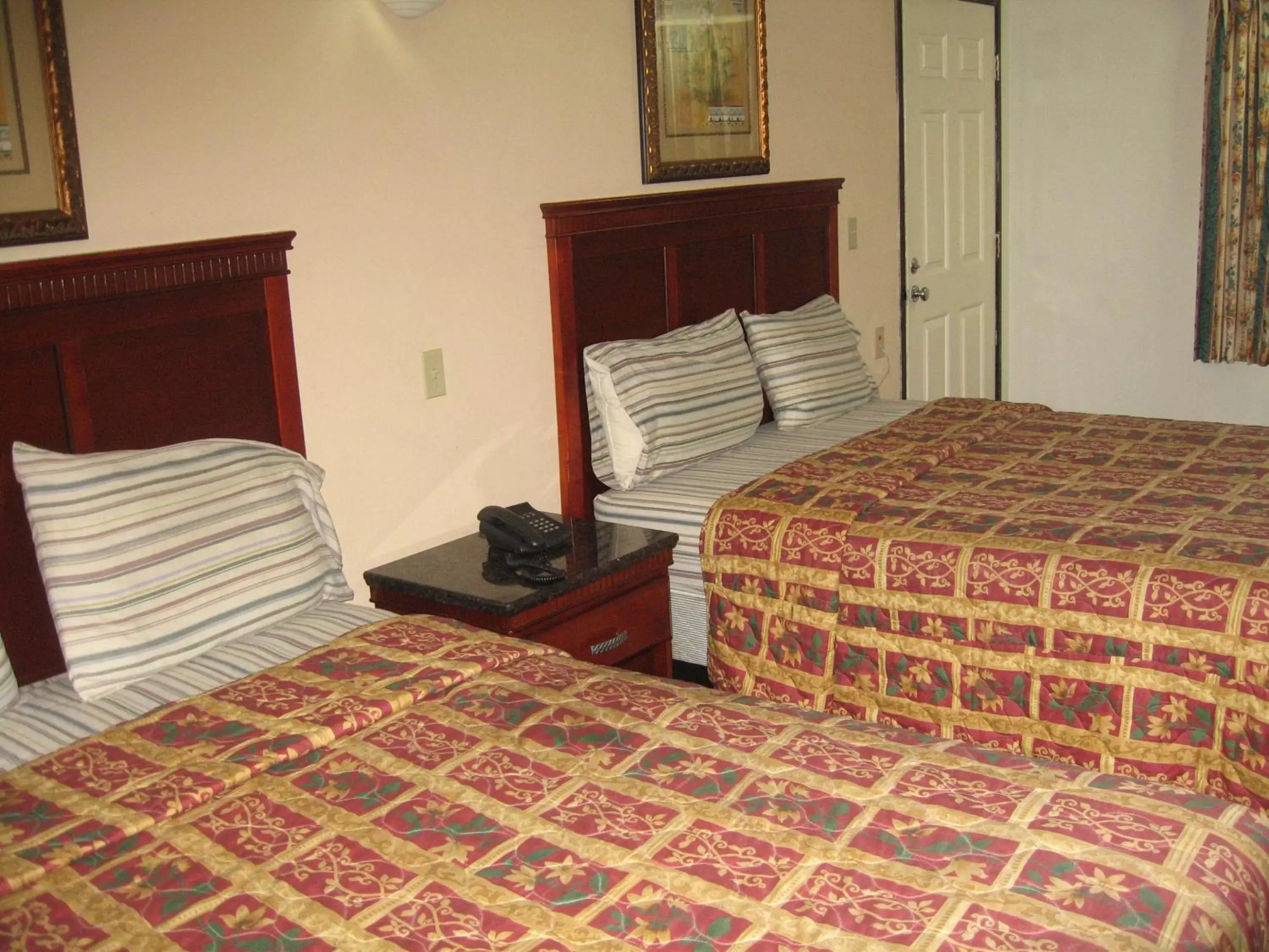 Bed in Royal Inn Motel Long Beach