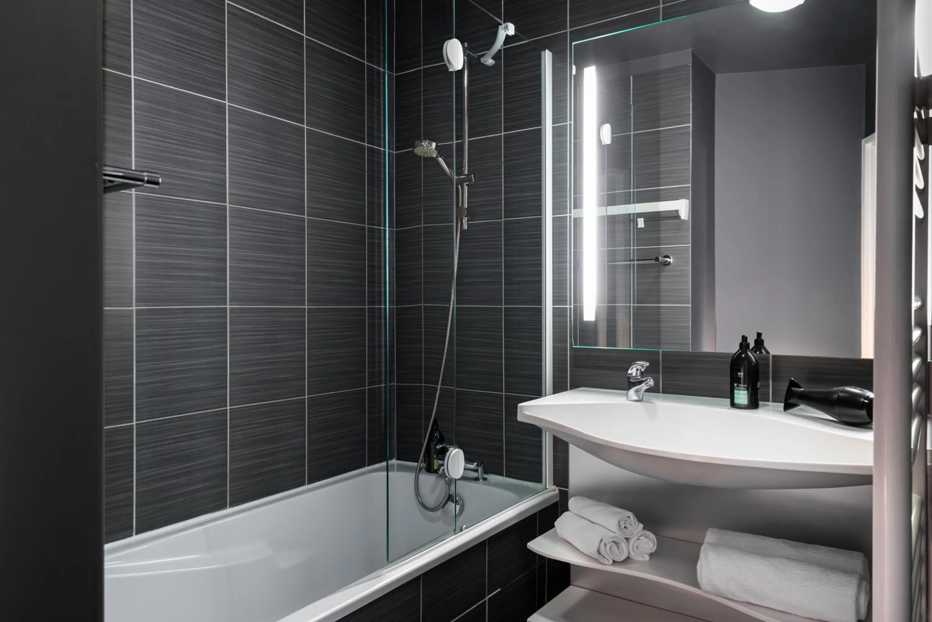 Bathroom in Aparthotel Adagio Paris Montrouge