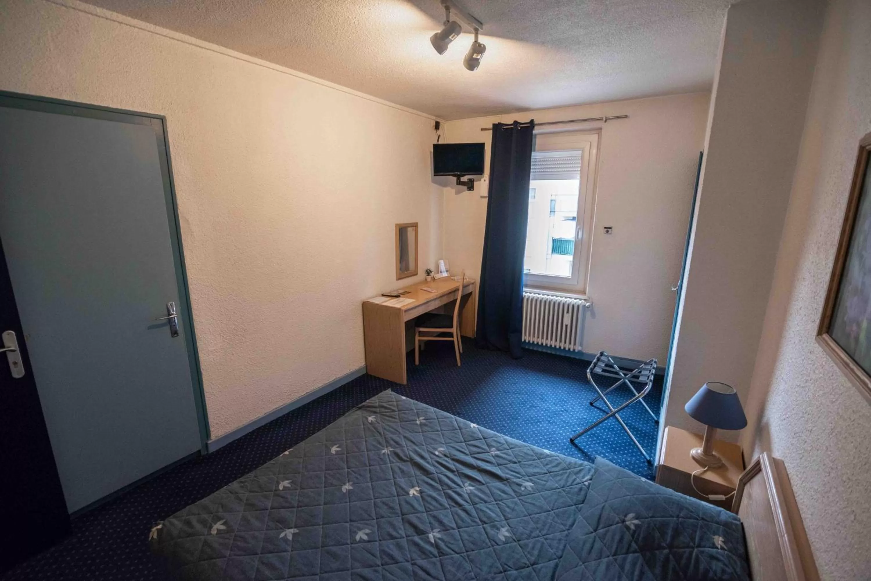 Photo of the whole room, Bed in Hôtel de La Poste