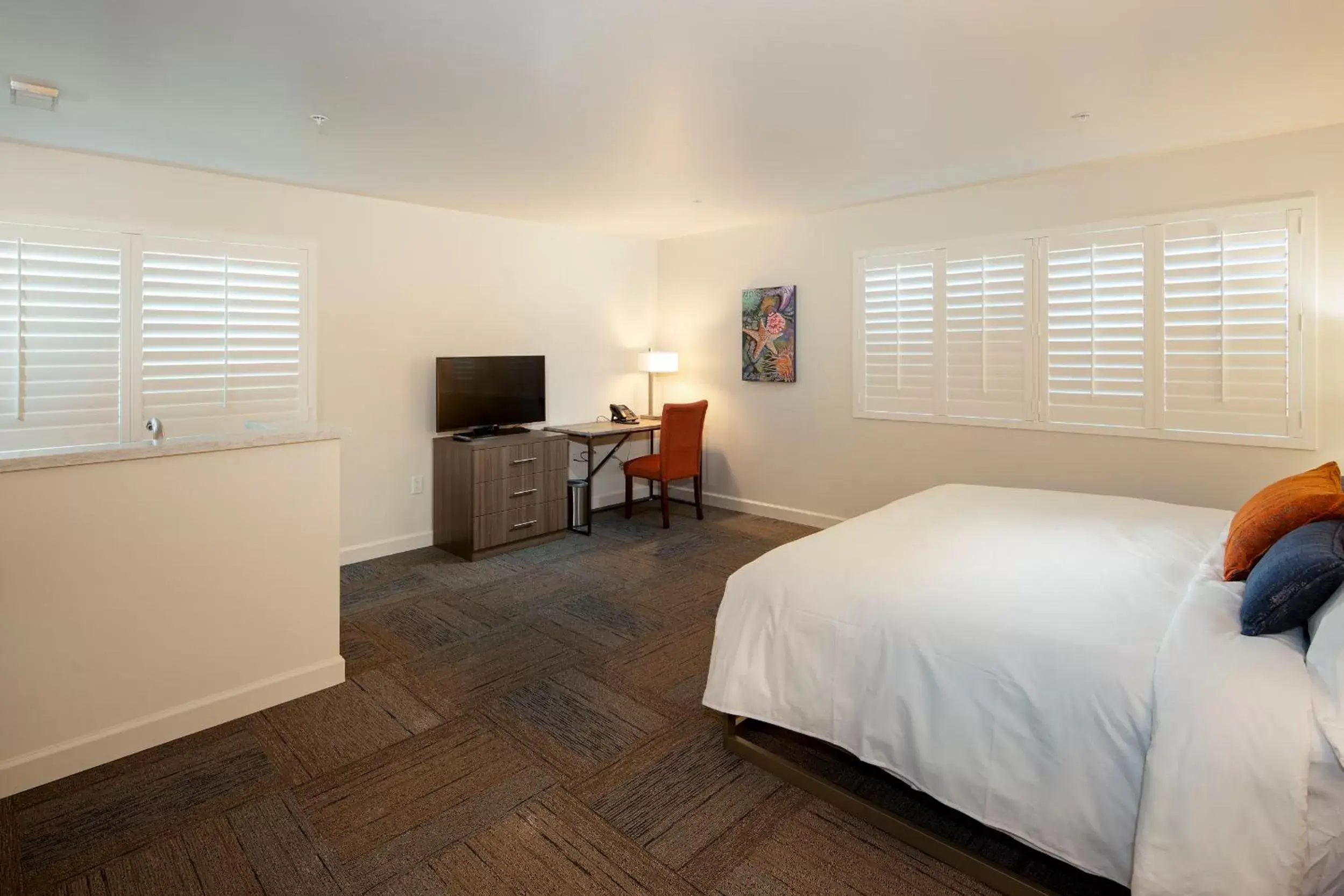 Photo of the whole room, TV/Entertainment Center in Inn At Moss Landing Point