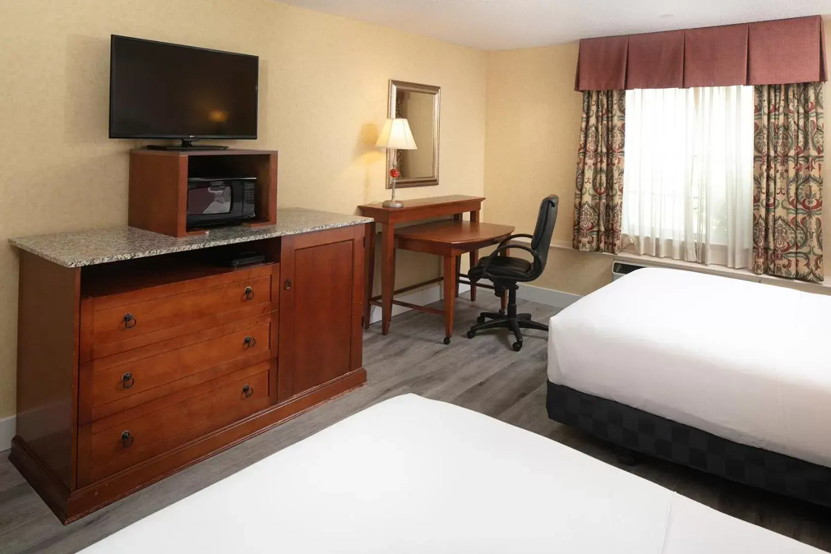 Bedroom, TV/Entertainment Center in Red Lion Hotel Pocatello