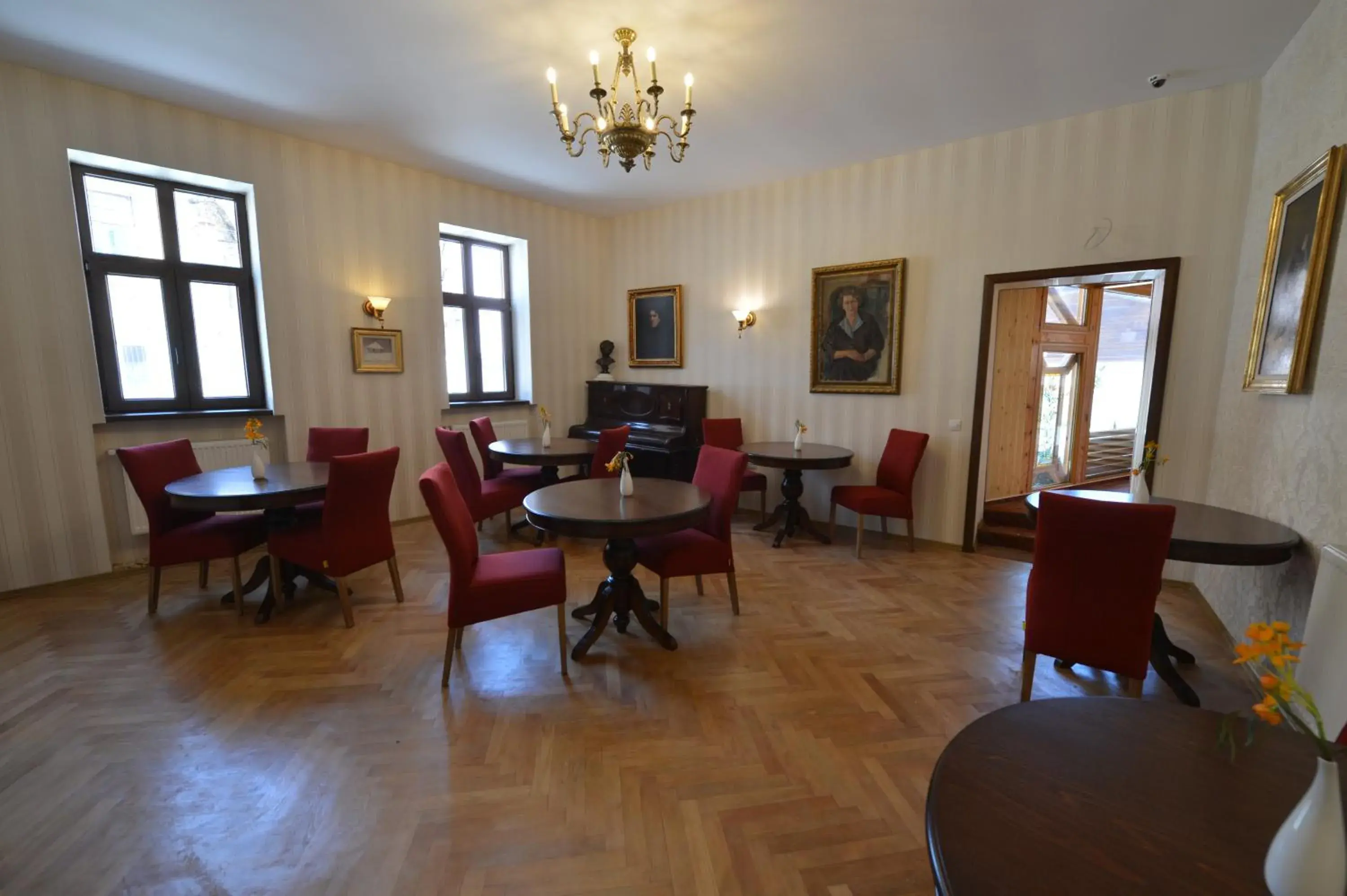 Lounge or bar, Dining Area in Noblesse Boutique Hotel