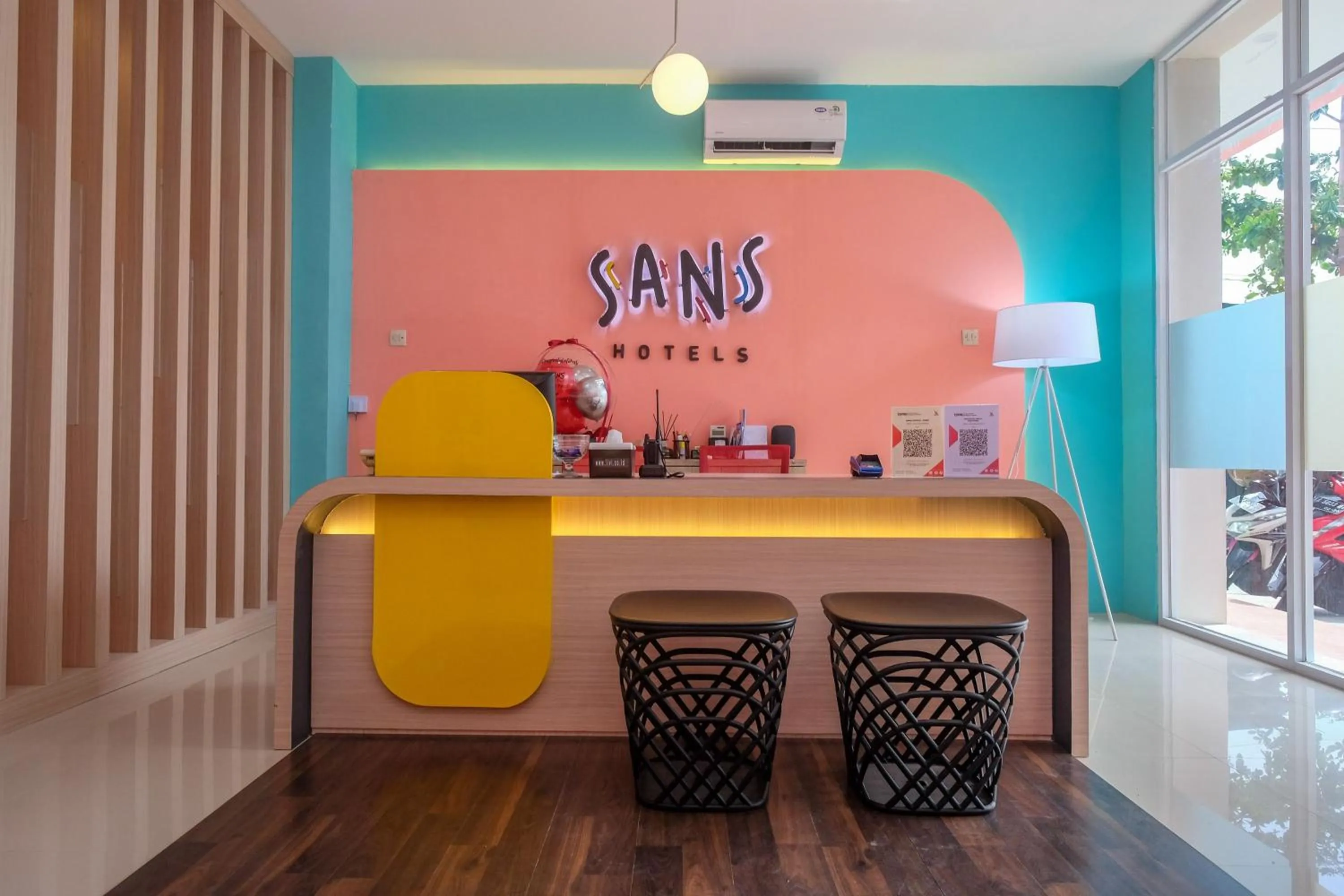 Lobby or reception in Sans Hotel Tiga Putri Semarang by RedDoorz