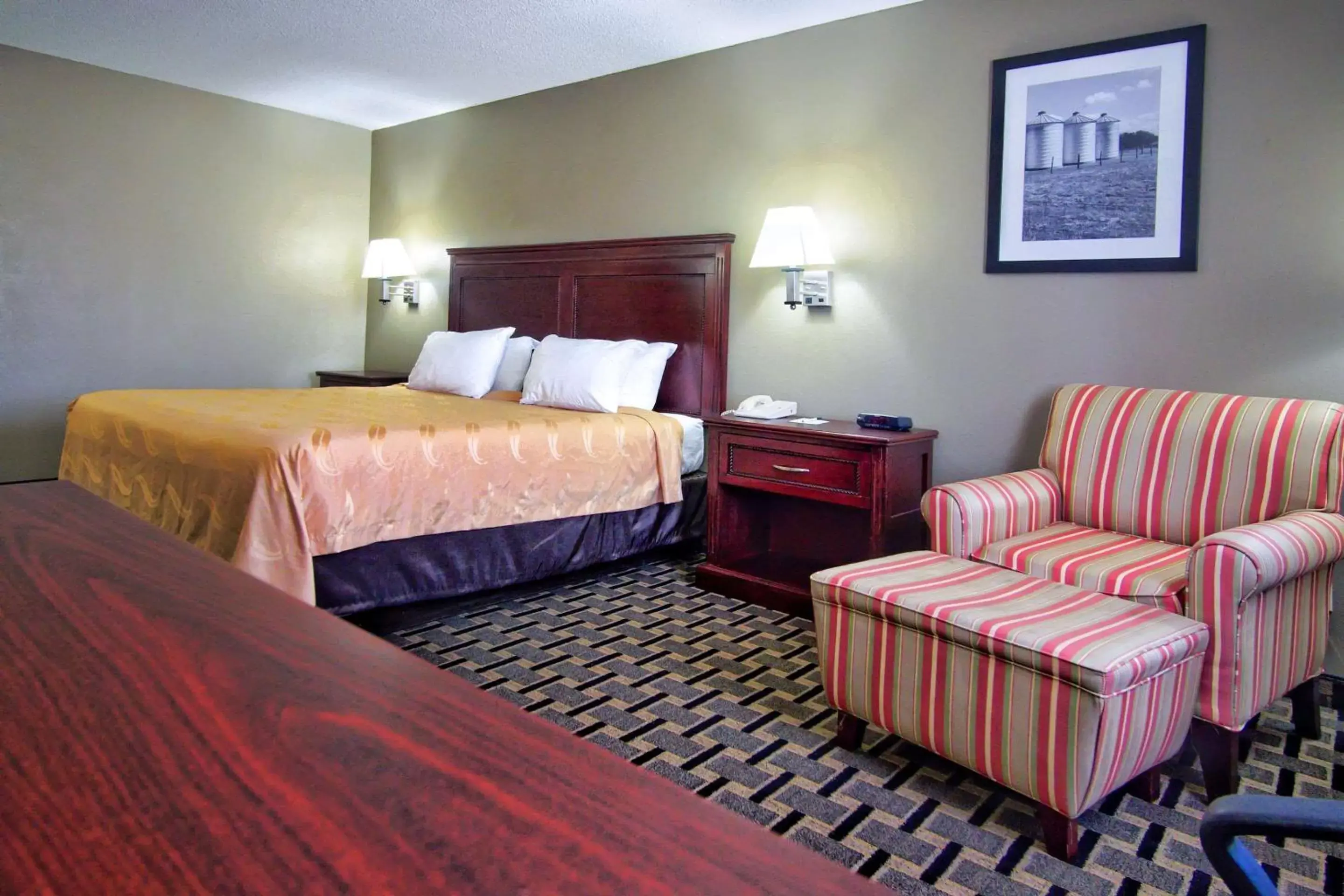 Photo of the whole room, Bed in Quality Inn Moore - Oklahoma City