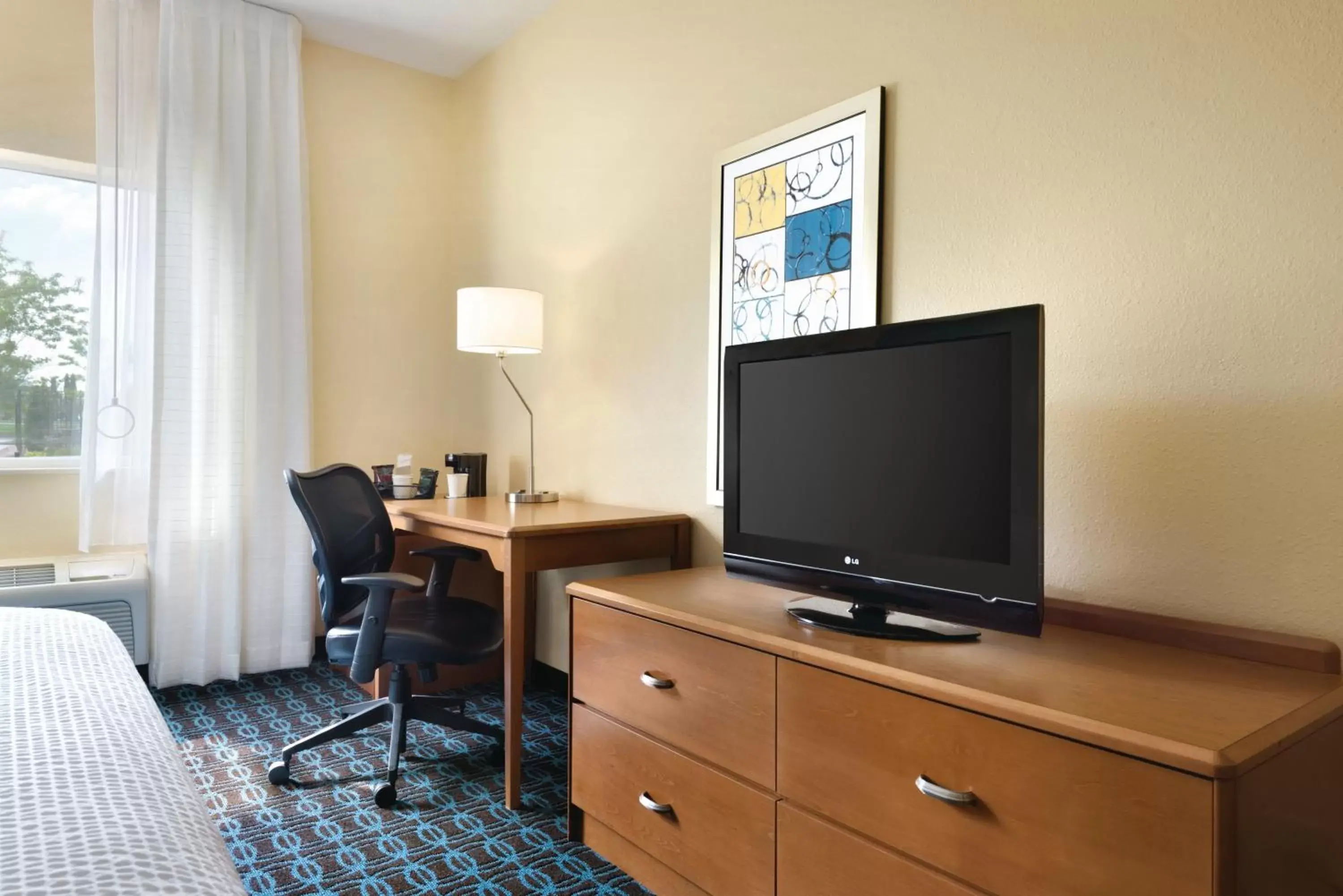 Seating area, TV/Entertainment Center in Amerivu Inn and Suites