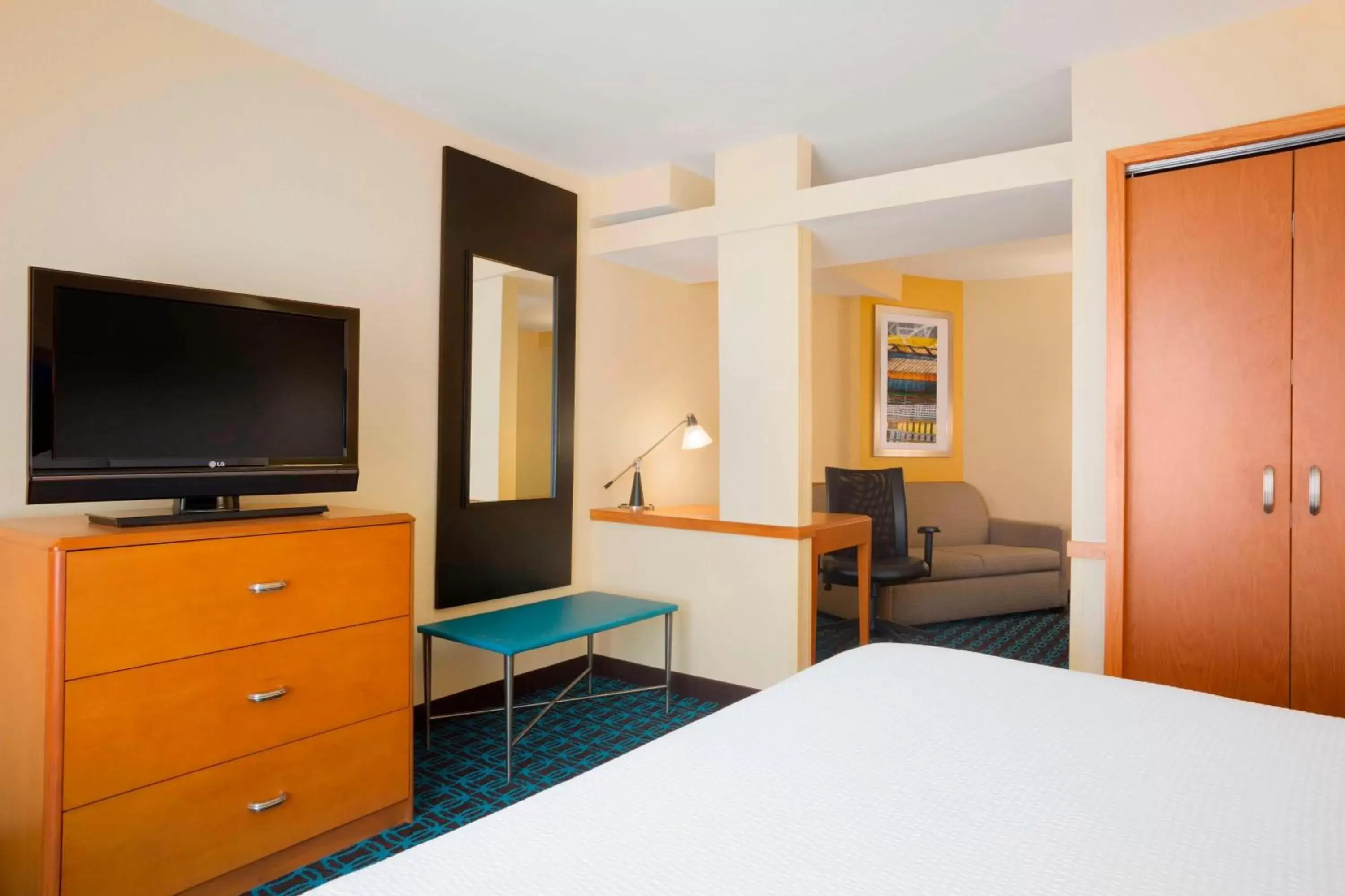 Photo of the whole room, TV/Entertainment Center in Fairfield Inn & Suites Columbia Northeast