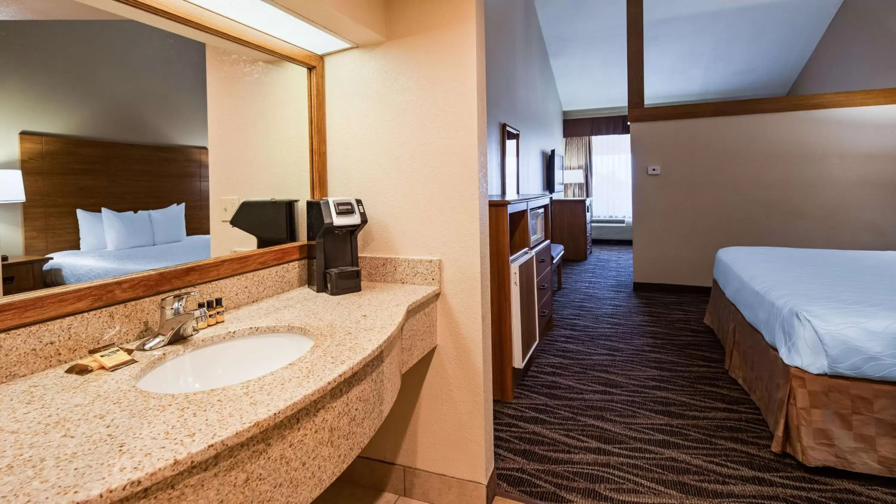 Photo of the whole room, Bathroom in Best Western Plus Saddleback Inn and Conference Center