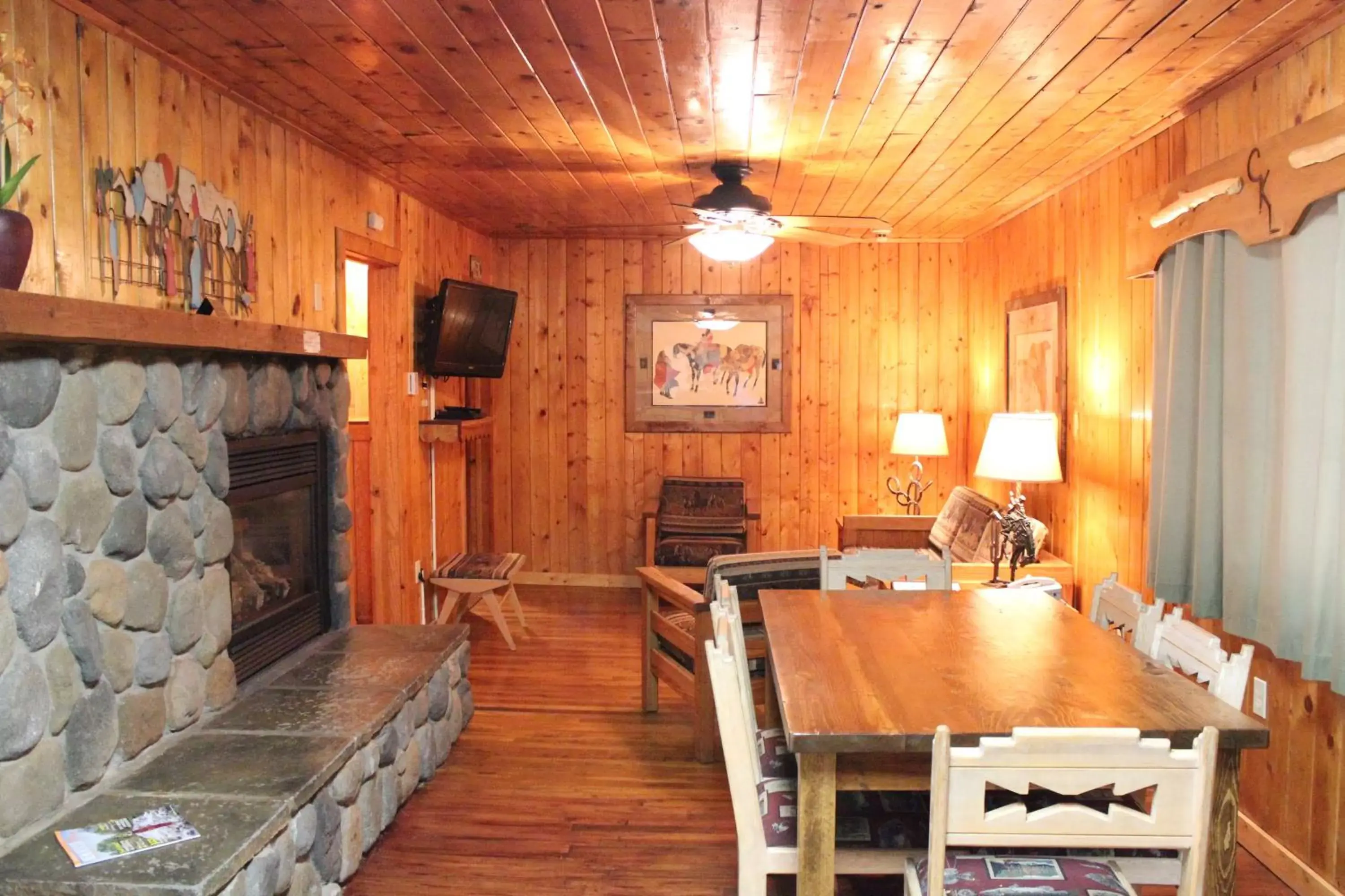 Living room, Dining Area in Copper King Lodge