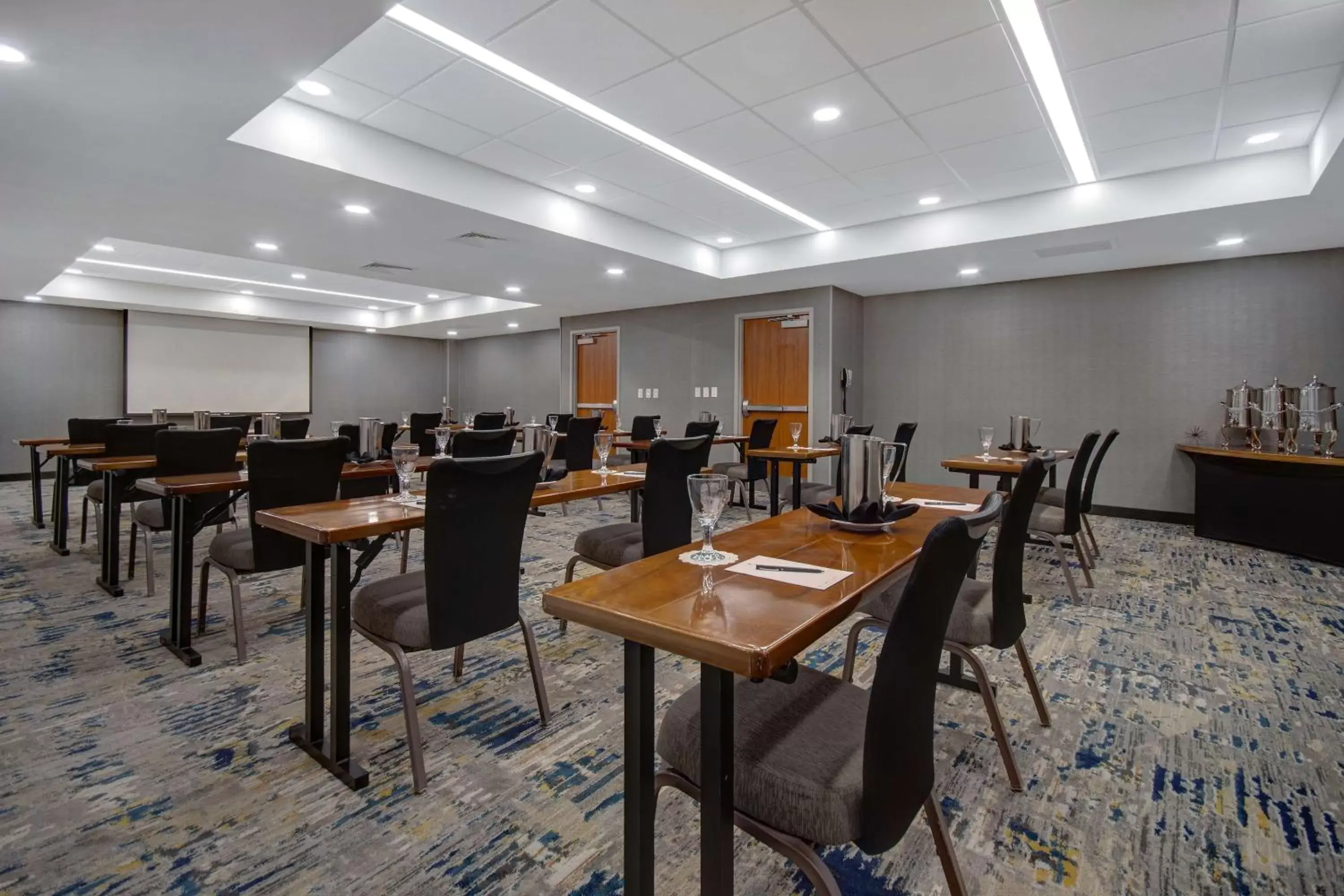Meeting/conference room, Restaurant/Places to Eat in Embassy Suites by Hilton Detroit Metro Airport