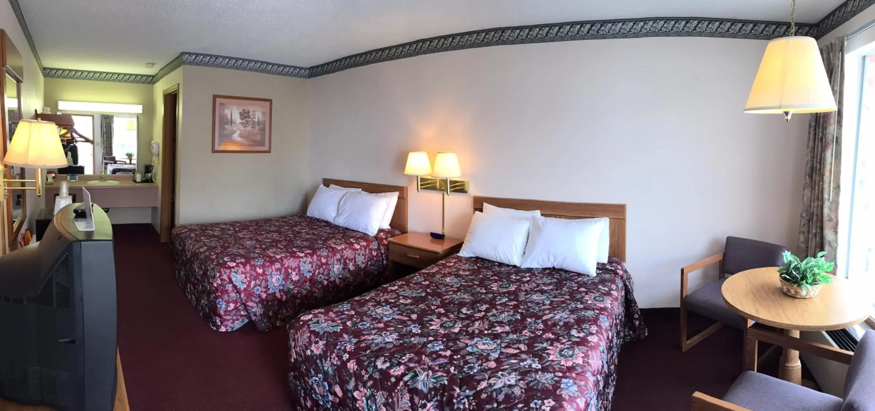Photo of the whole room, Bed in Twelve Oaks Inn