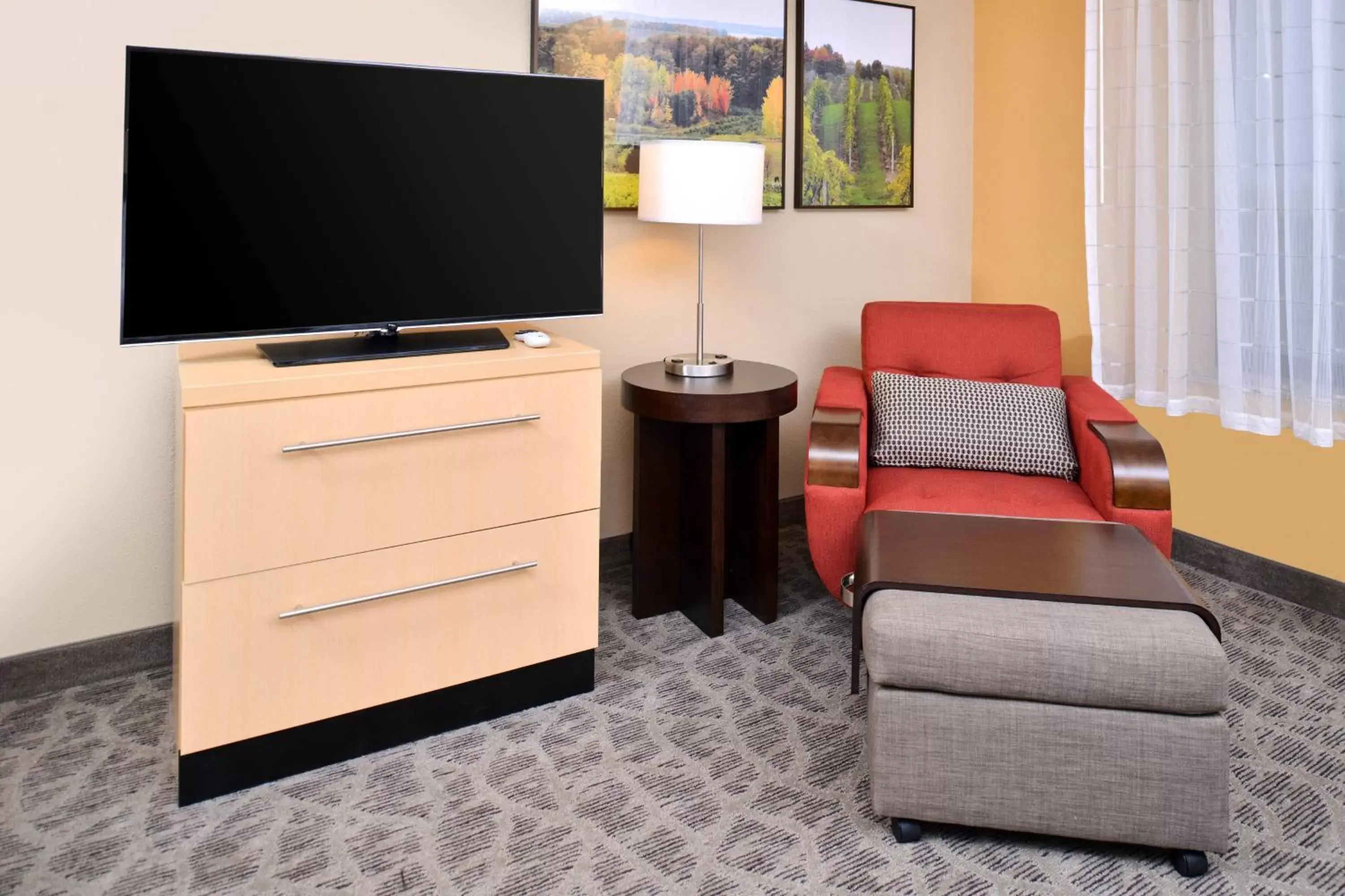 Living room, TV/Entertainment Center in TownePlace Suites by Marriott Detroit Commerce