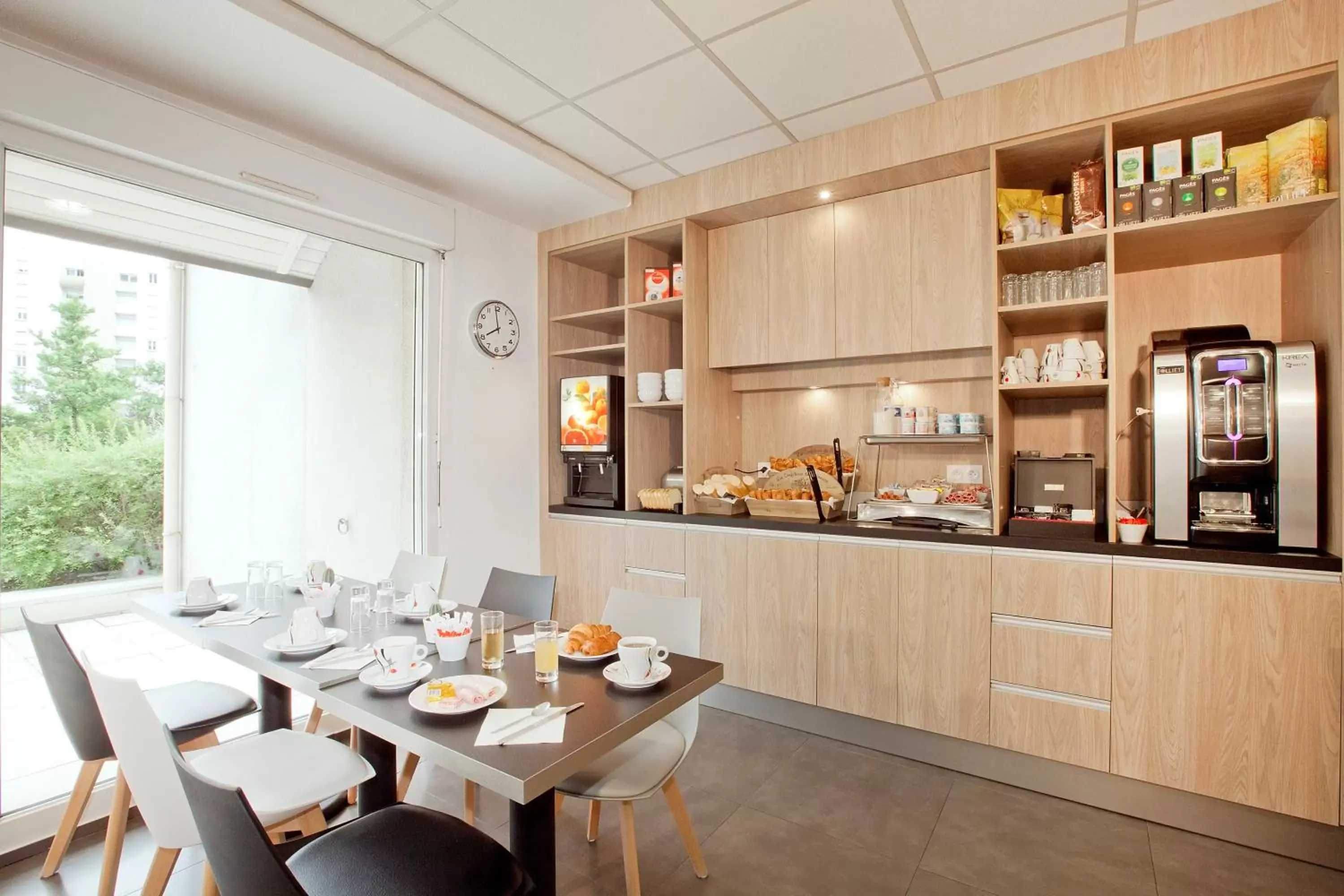 Continental breakfast, Restaurant/Places to Eat in Séjours & Affaires Grenoble Marie Curie