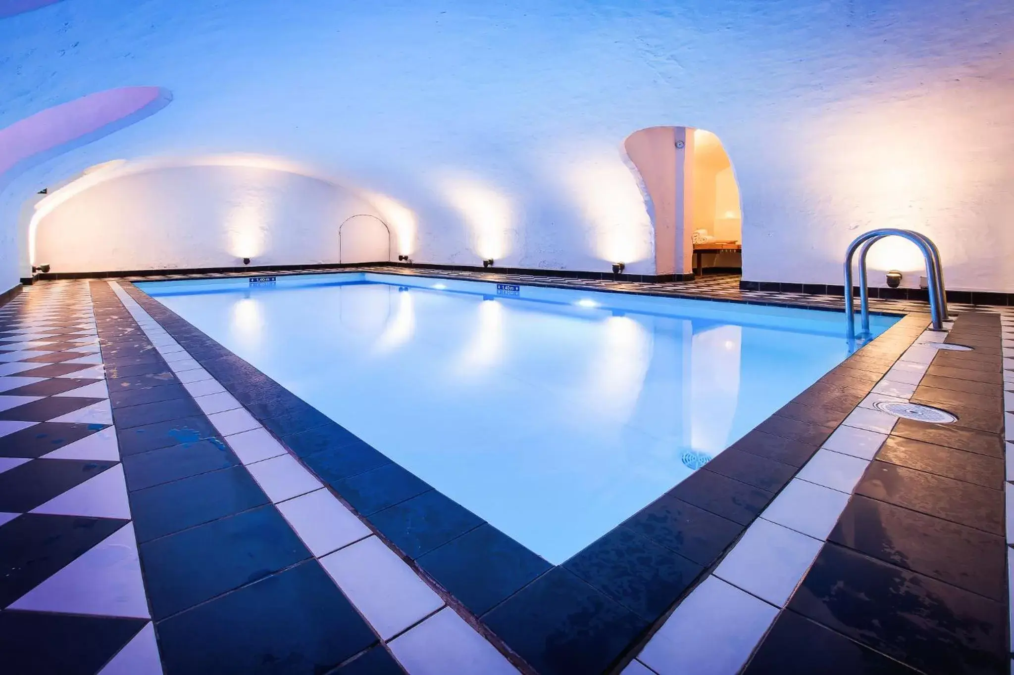 Swimming Pool in Hotel Navarra Brugge