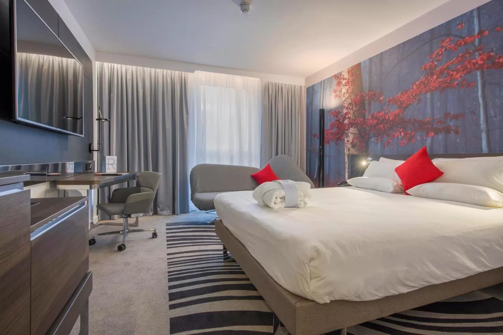 Photo of the whole room, Bed in Novotel York Centre