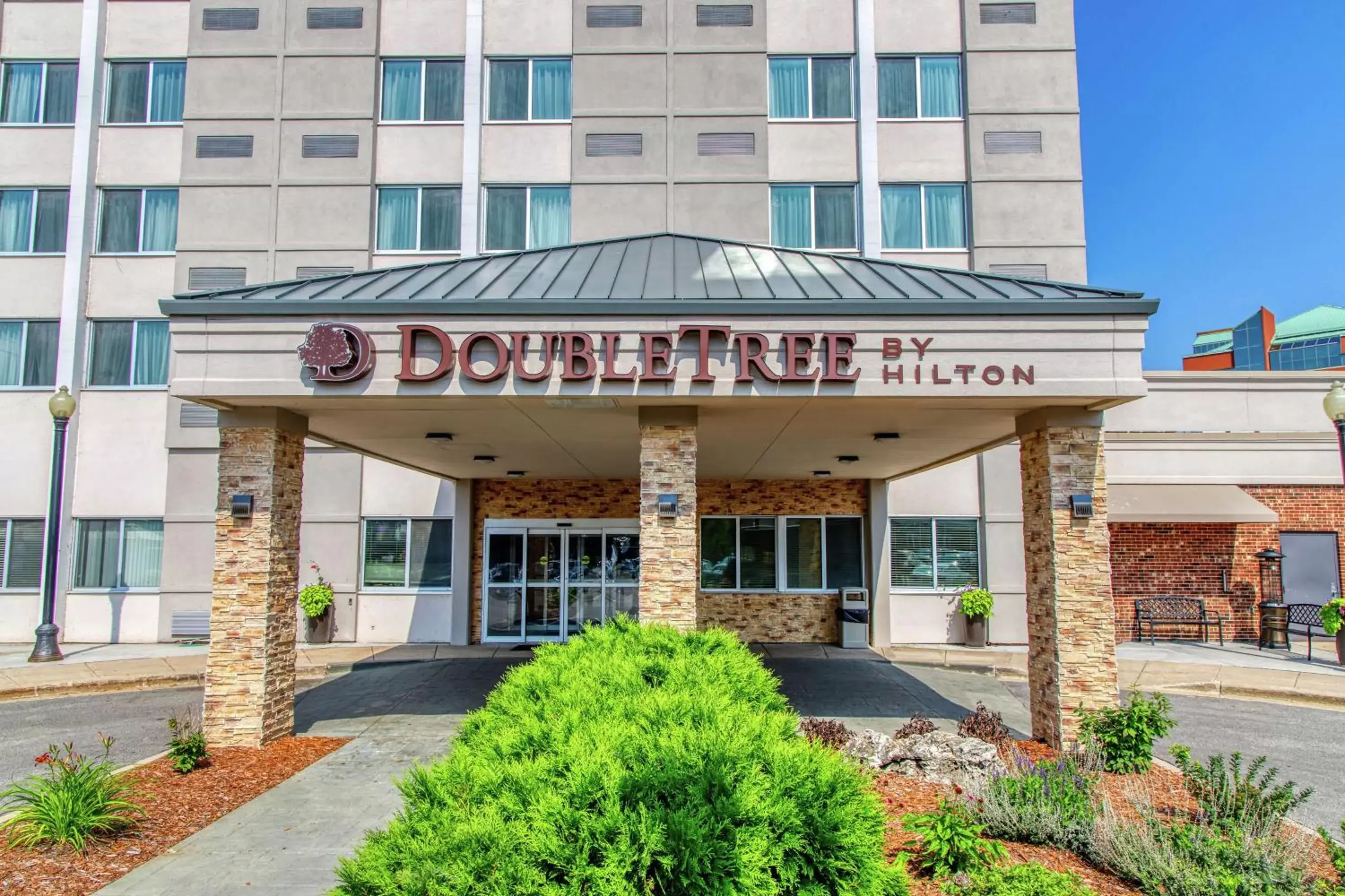 Property building in DoubleTree by Hilton Neenah