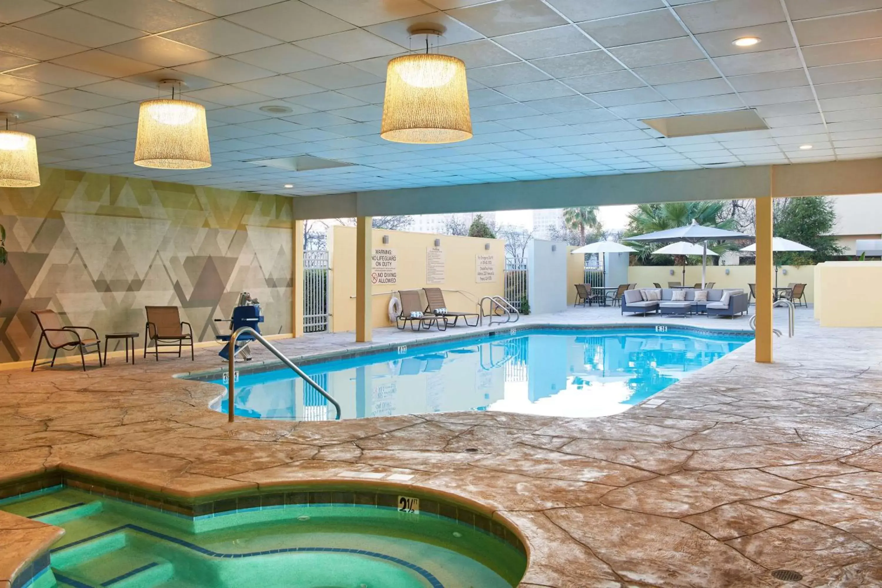 Pool view, Swimming Pool in DoubleTree by Hilton Fresno Convention Center