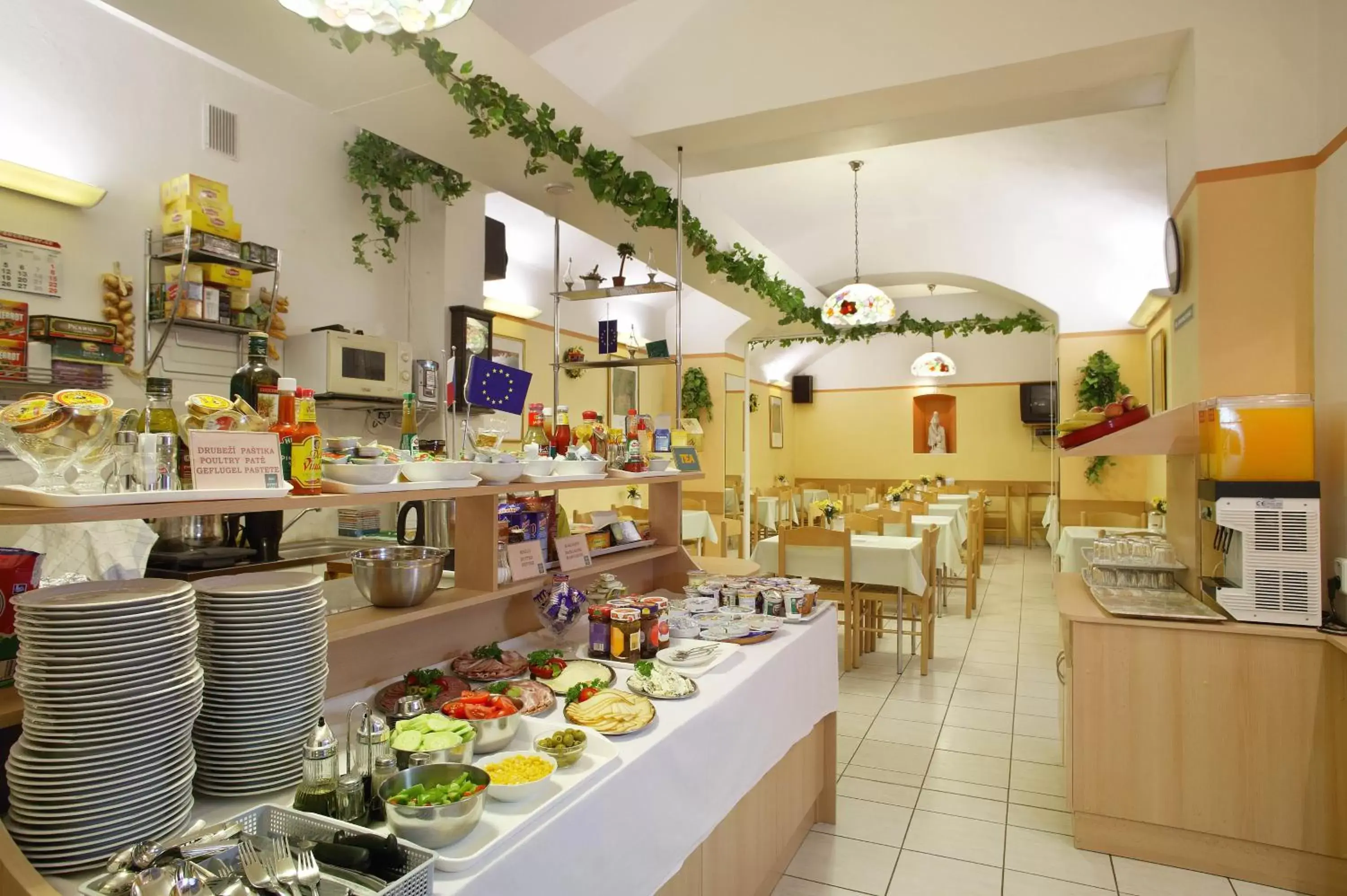 Buffet breakfast, Restaurant/Places to Eat in Hotel Golden City Garni