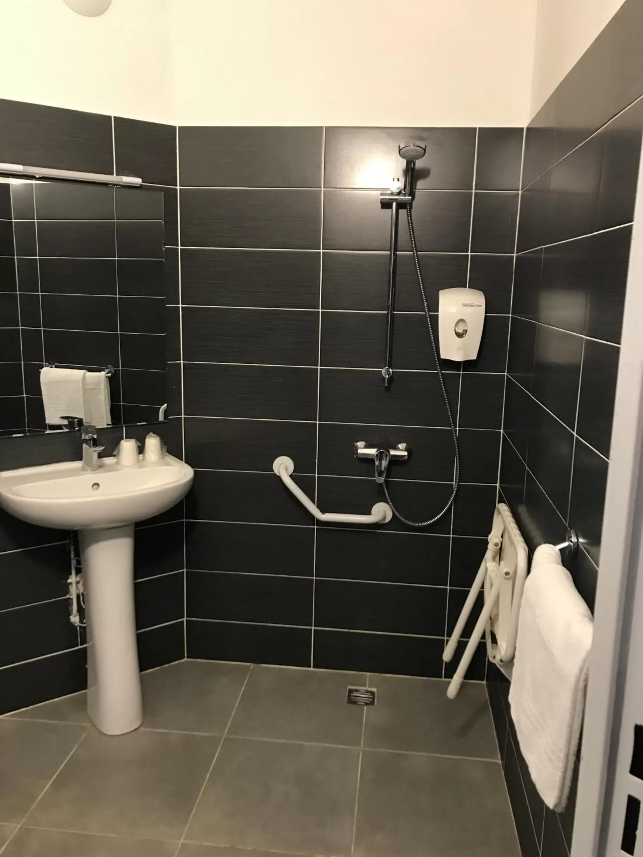 Bathroom in Première Classe Reims Ouest - Tinqueux